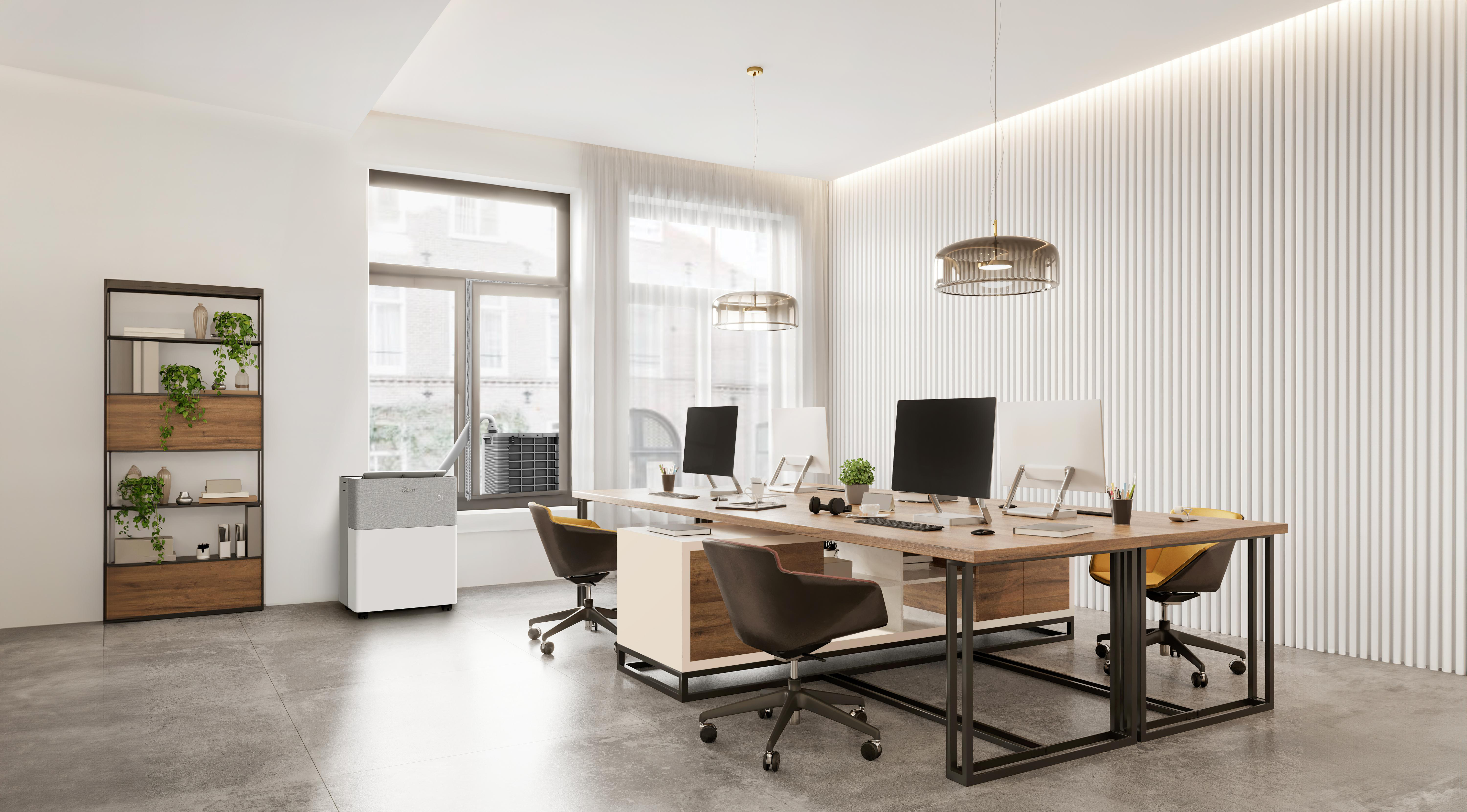 Ein modernes Büro mit zwei Holzschreibtischen, vier Computermonitoren und zwei braunen Stühlen. Links steht ein Pflanzenregal.