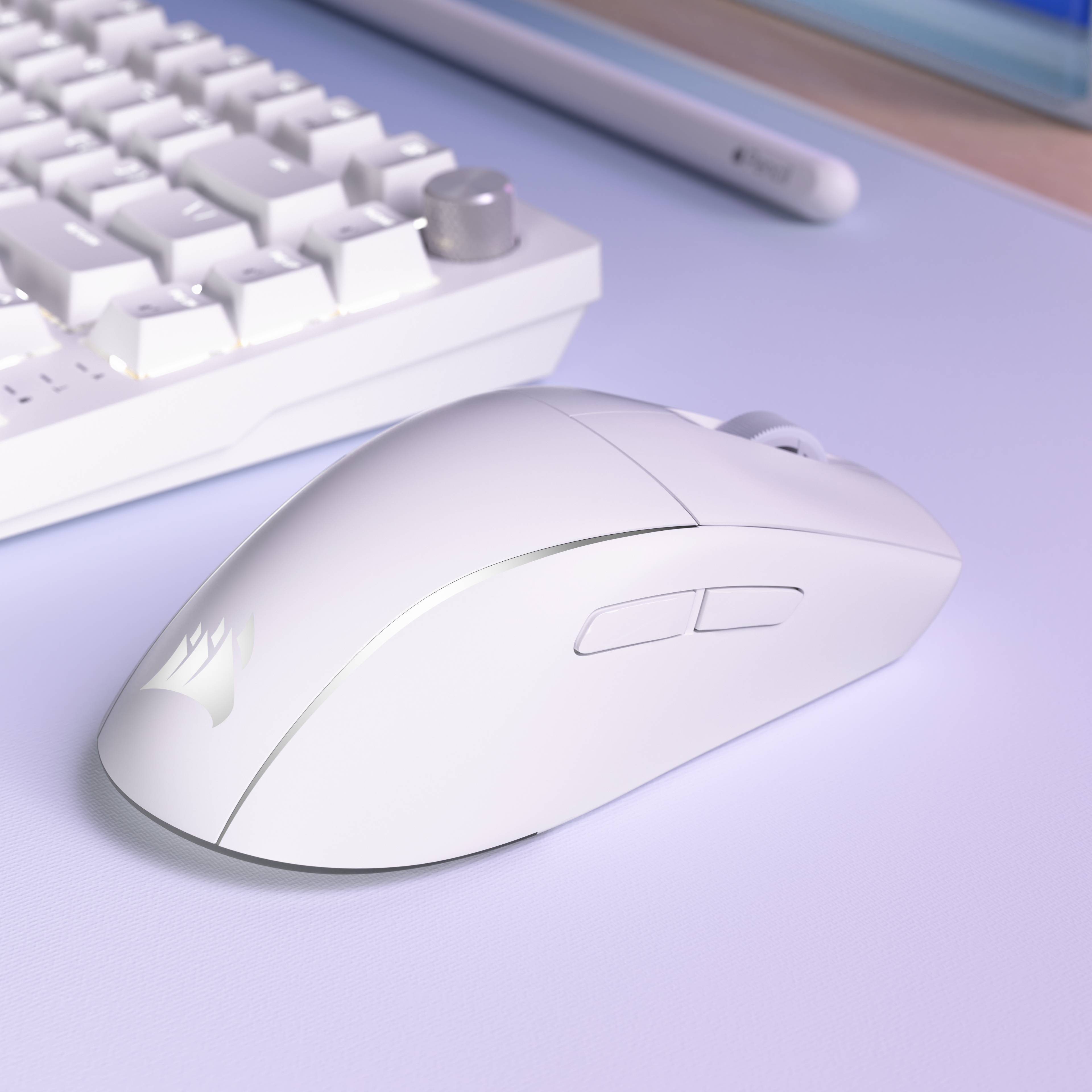 Eine weiße Corsair Gaming-Maus mit Logo und zwei Seitentasten liegt auf einer hellvioletten Oberfläche, neben einer weißen Tastatur.