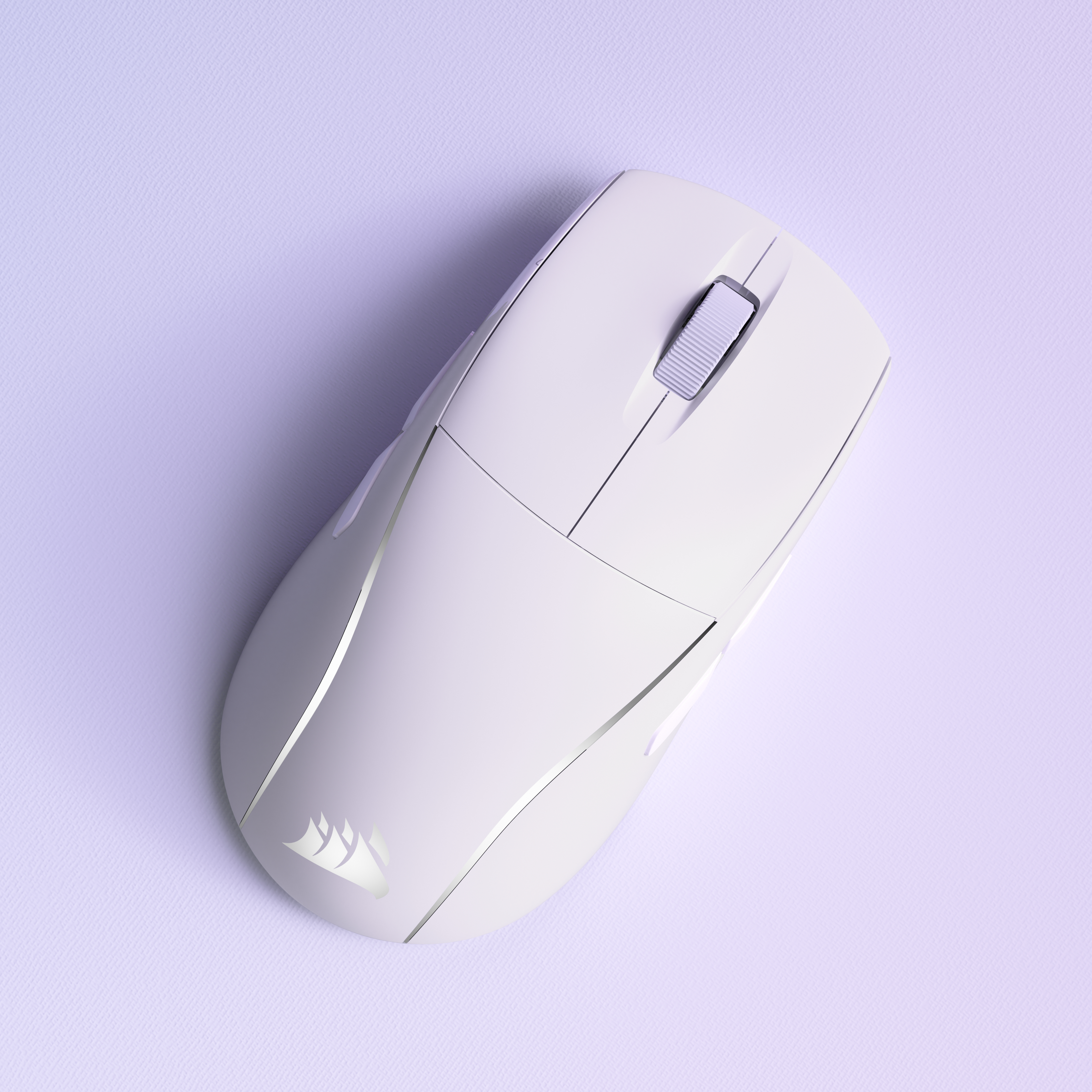 Eine weiße Corsair Gaming-Maus mit silbernen Akzenten und einem grauen Scrollrad liegt auf einer strukturierten hellvioletten Oberfläche.