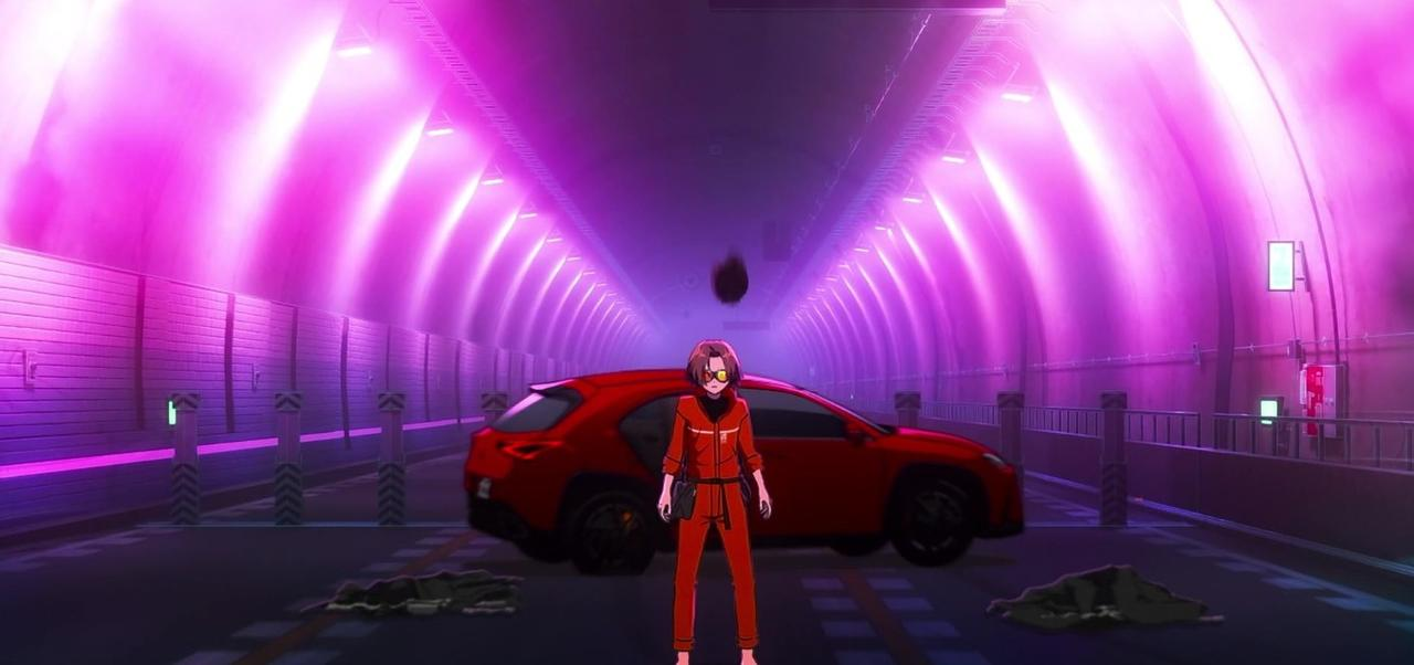 Eine Anime-Figur in einem roten Overall steht in einem lila beleuchteten Tunnel mit einem roten Auto und dunklen Objekten auf dem Boden.