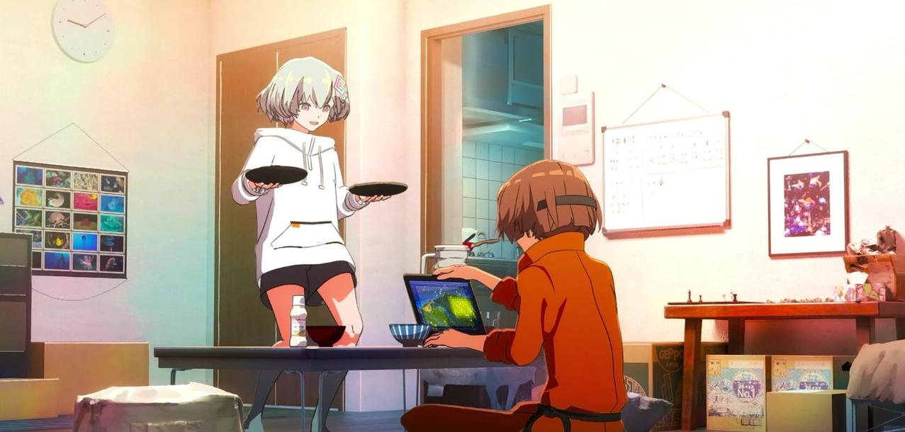 Anime-Szene von zwei Personen in einem Raum. Eine mit weißen Haaren hält Teller, eine andere mit braunen Haaren benutzt einen Laptop.