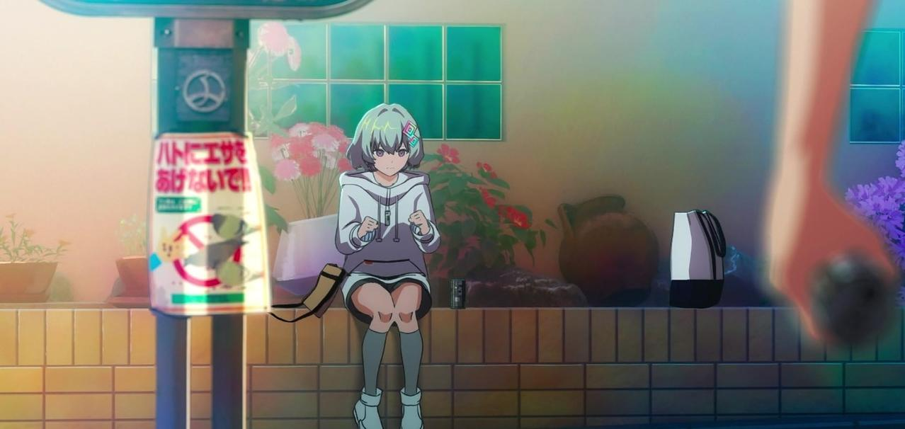 Ein Anime-Mädchen mit kurzen grauen Haaren und einem weißen Hoodie sitzt auf einem gefliesten Sims und blickt nach vorne. Ein Schild ist zu ihrer Linken.