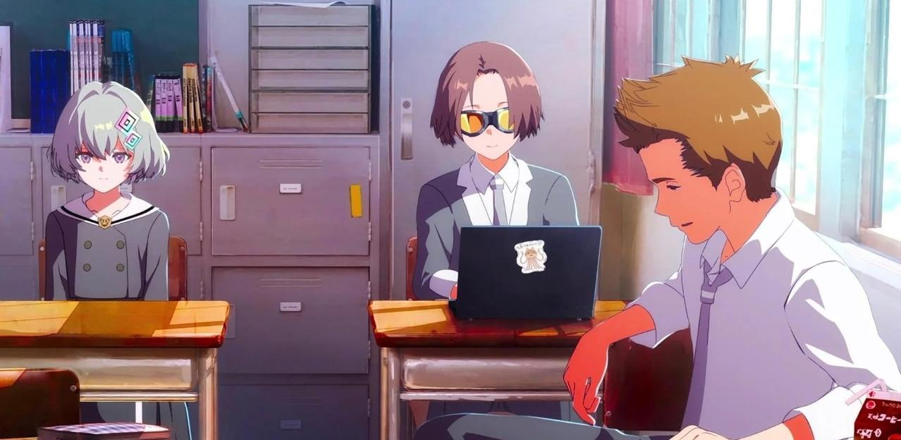 Drei Anime-Schüler in einem Klassenzimmer, einer mit kurzen grauen Haaren, ein anderer mit Sonnenbrille am Laptop und ein Junge, der nach unten schaut.