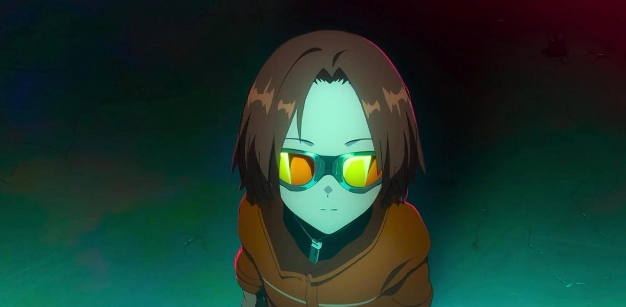 Eine Anime-Figur mit braunen Haaren und gelb-grüner Schutzbrille blickt nach vorne und trägt einen orangefarbenen Kapuzenpullover vor einem dunklen Hintergrund.