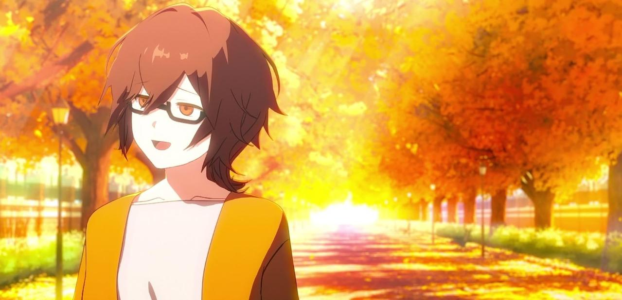 Anime-Charakter mit braunen Haaren und Brille lächelt in einem Herbstpark mit leuchtend orangefarbenen und gelben Bäumen.