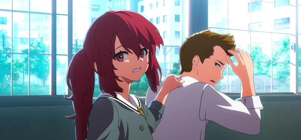 Ein Anime-Mädchen mit roten Zöpfen legt ihre Hand auf den Kopf eines Jungen.