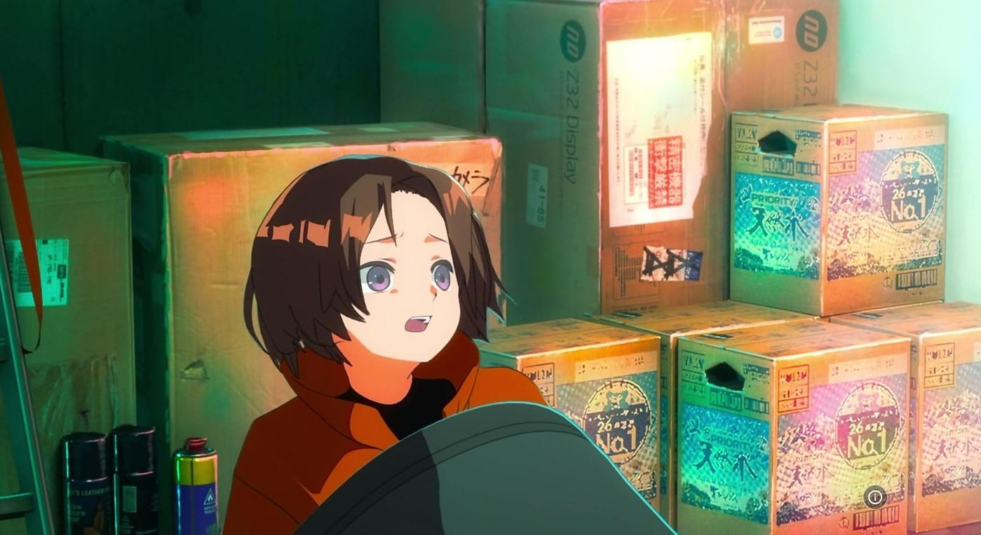 Eine Anime-Figur mit kurzen braunen Haaren und lila Augen blickt mit offenem Mund nach oben, umgeben von Kartons.