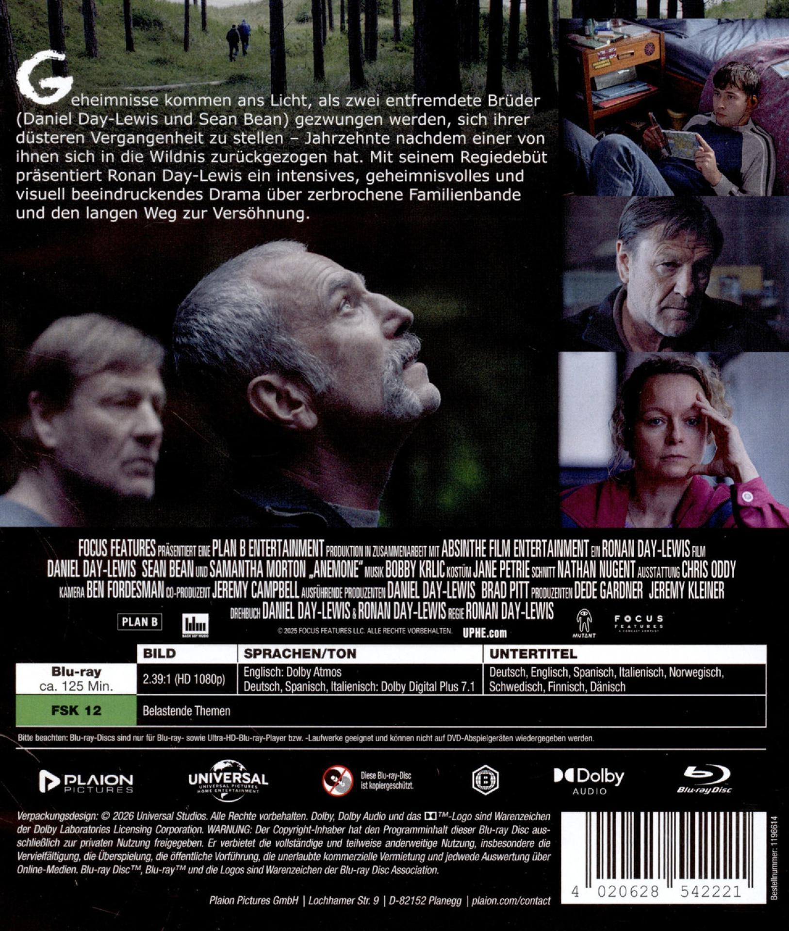 Eine Collage aus vier Filmszenen: zwei Männer gehen in einem Wald, ein junger Mann liest, ein älterer Mann blickt nach oben und eine Frau stützt ihren Kopf auf die Hand. Filmtext ist oben und unten sichtbar.
