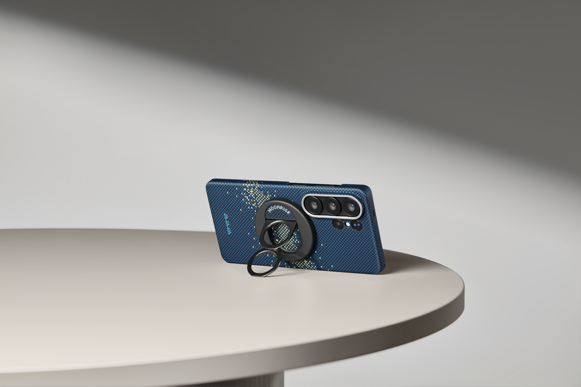 Egy kék telefon gyűrűtartóval egy asztalon pihen.