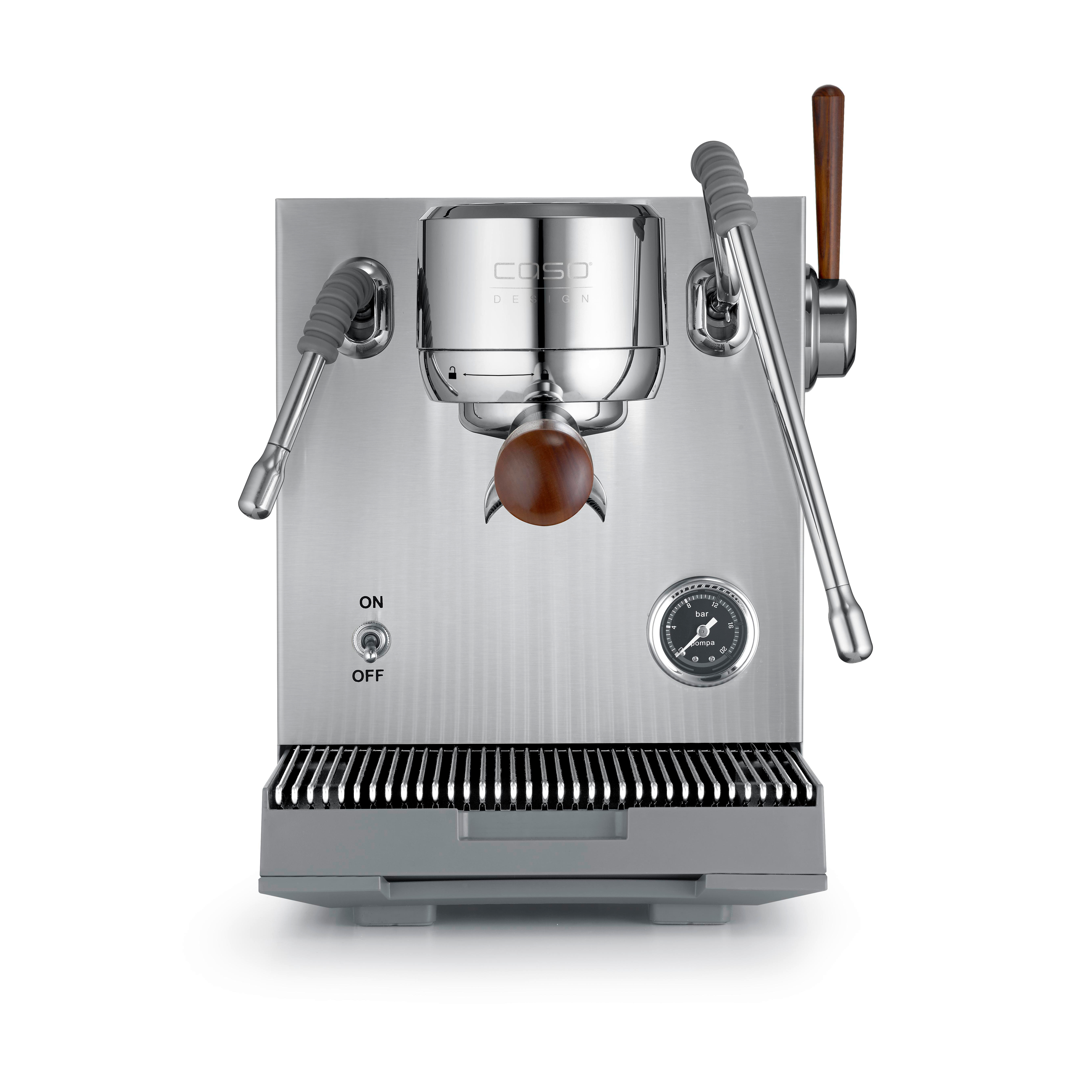 Eine silberne Espressomaschine mit Holzgriff, einem Manometer und einem Schalter.