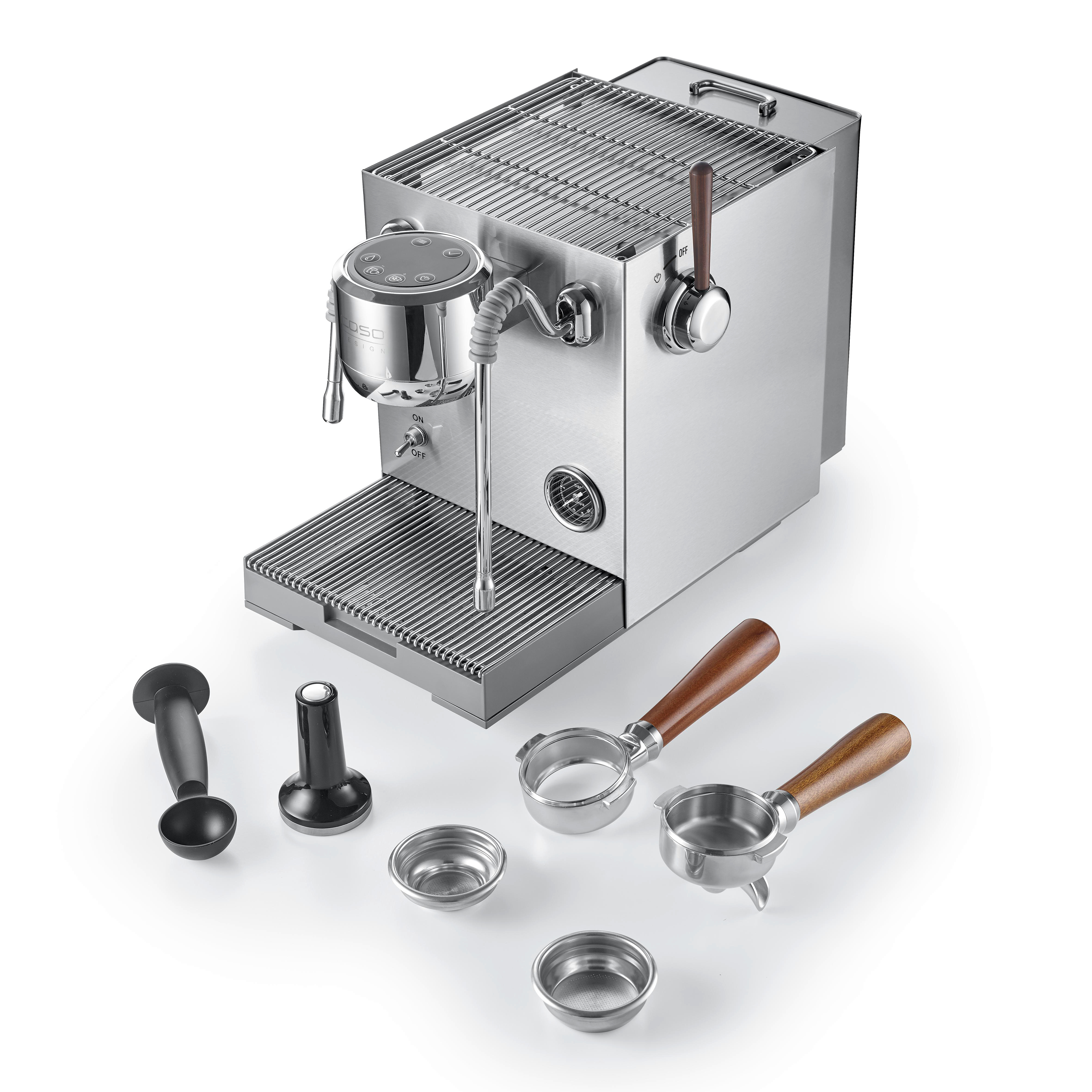 Silberne Espressomaschine mit Zubehör: Siebe, Tamper und Holzgriffe.