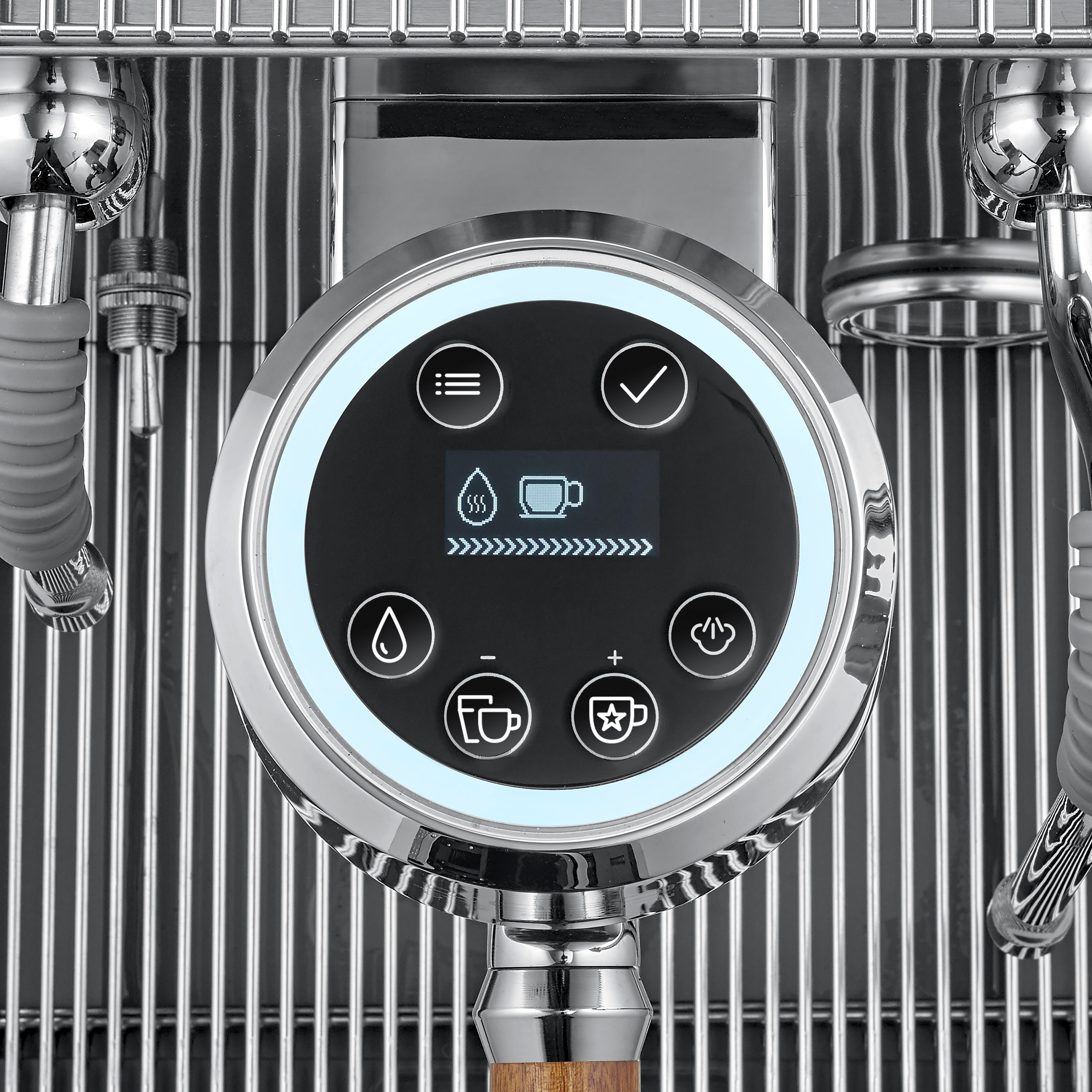Nahaufnahme einer Kaffeemaschinensteuerung mit Touchscreen und Symbolen.