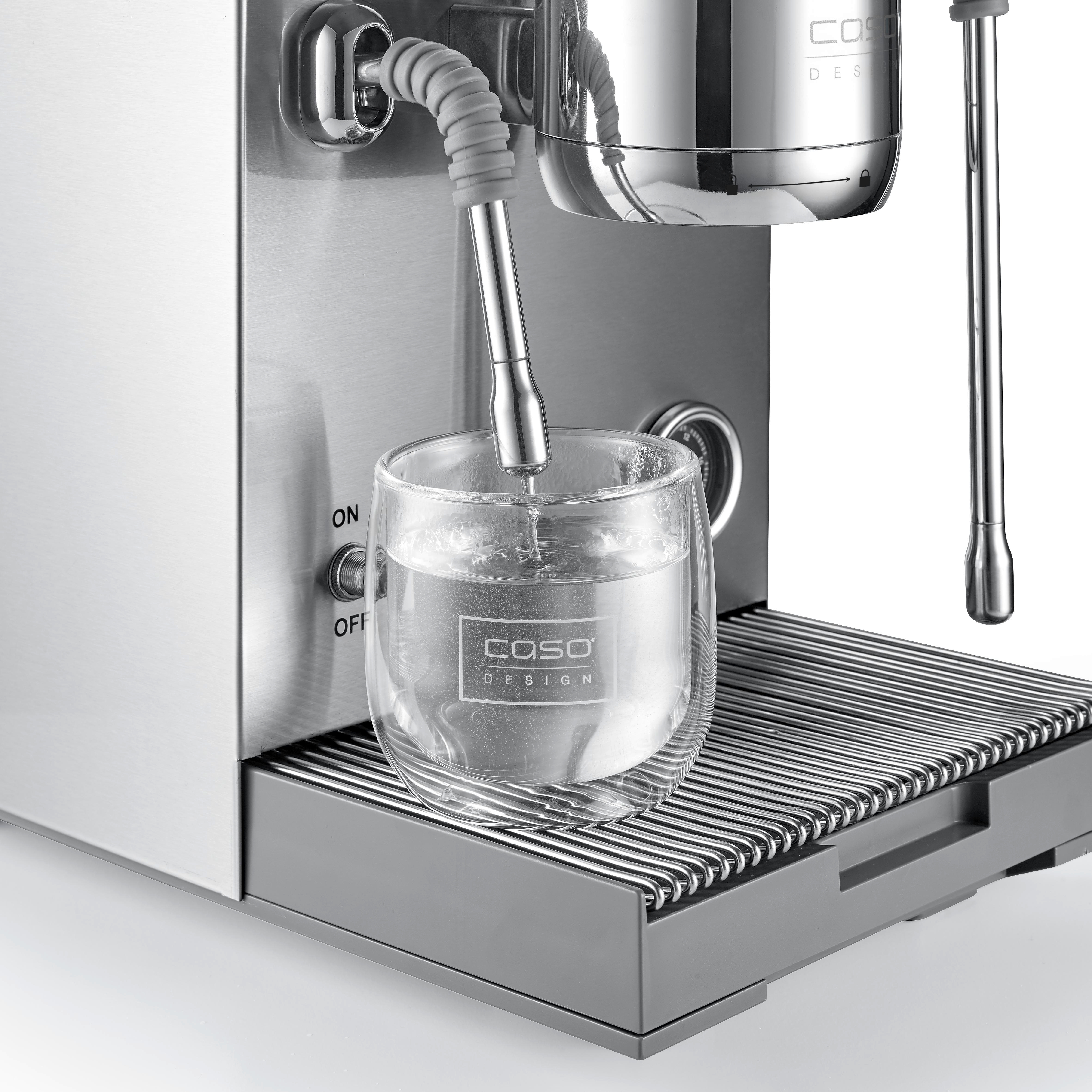 Dampfstrahl in ein Glas Wasser aus einer Kaffeemaschine.