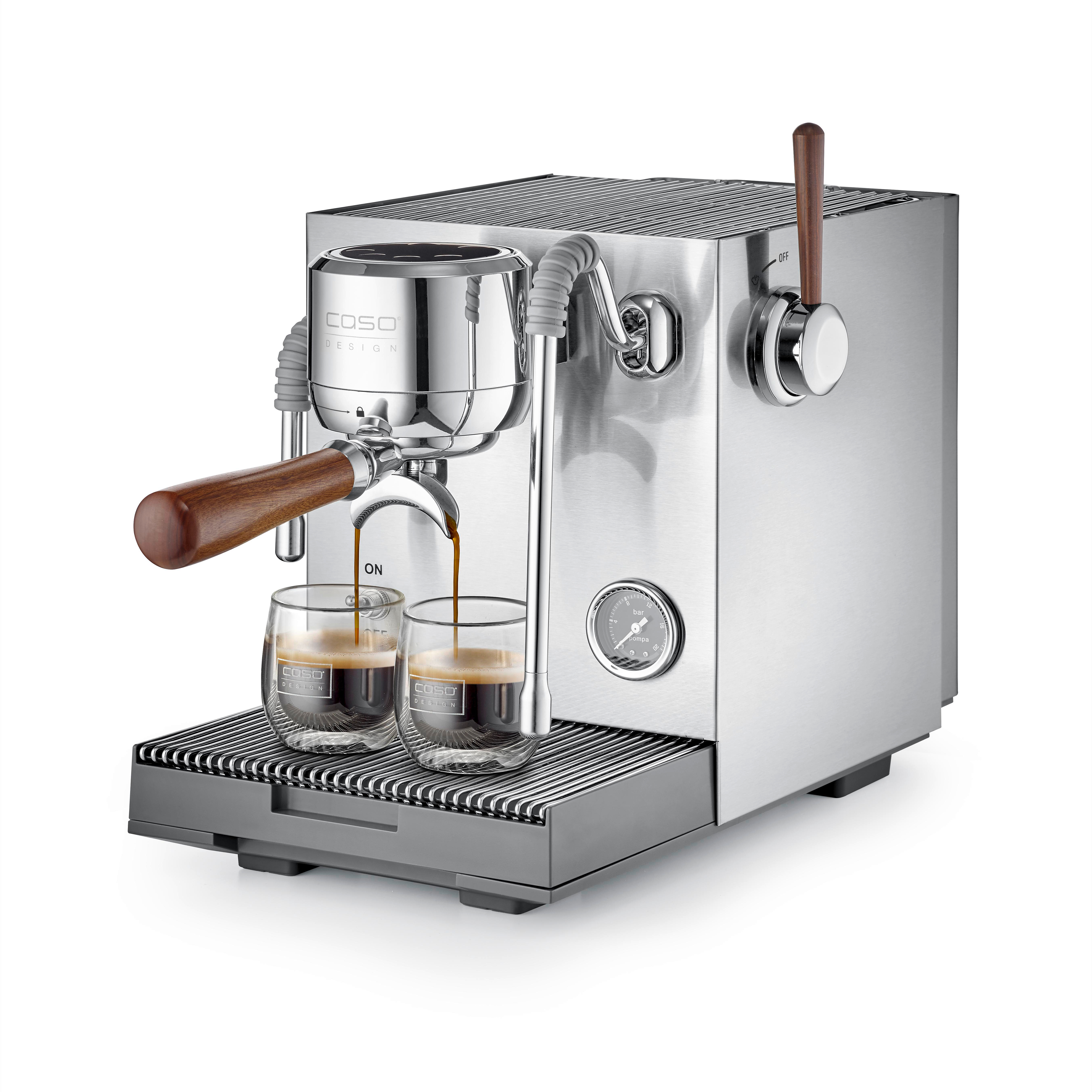 Kaffeemaschine mit zwei Gläsern Espresso, die mit dunklem Kaffee gefüllt sind.