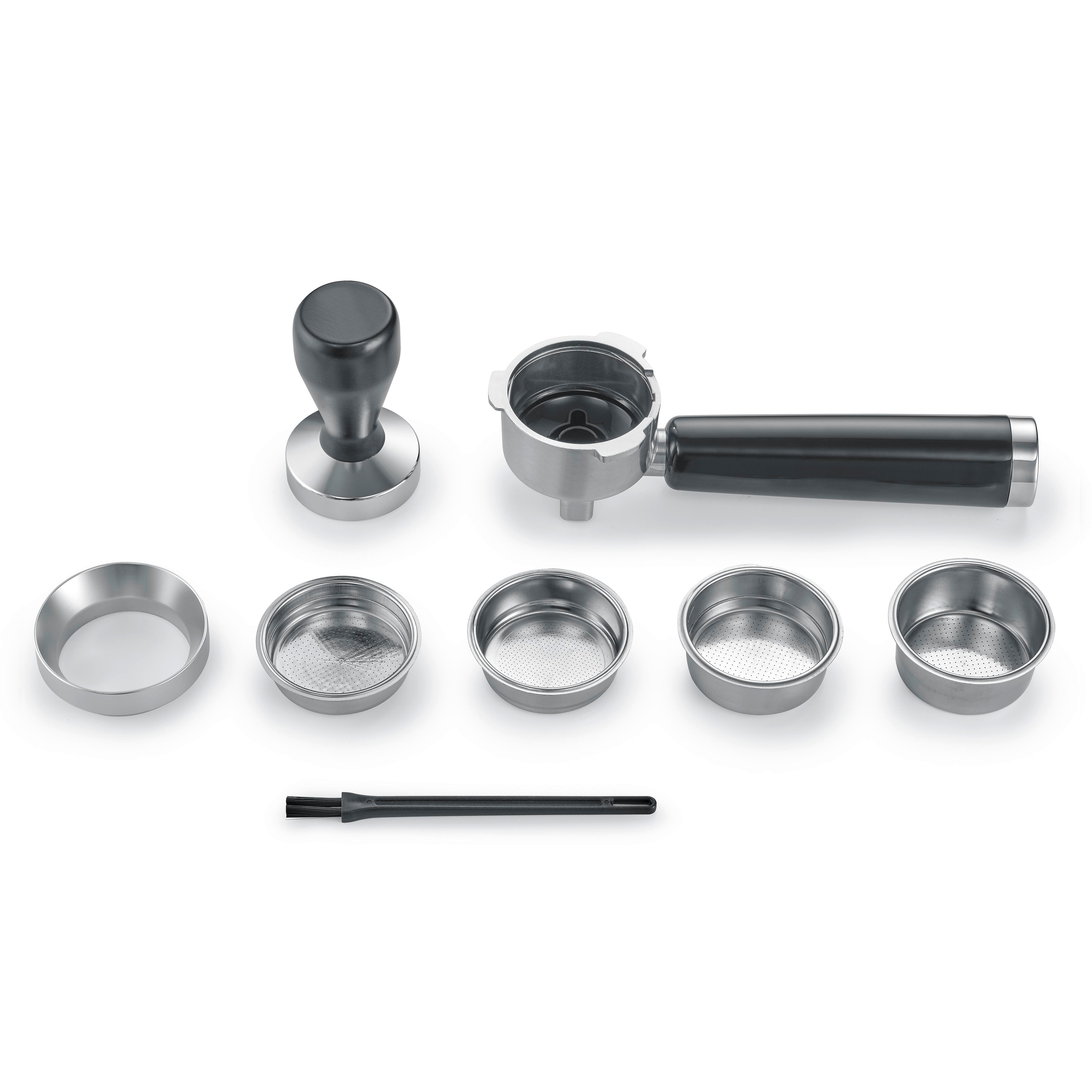 Kaffeemaschinenzubehör: Tamper, Siebträger, Einsätze und Bürste.