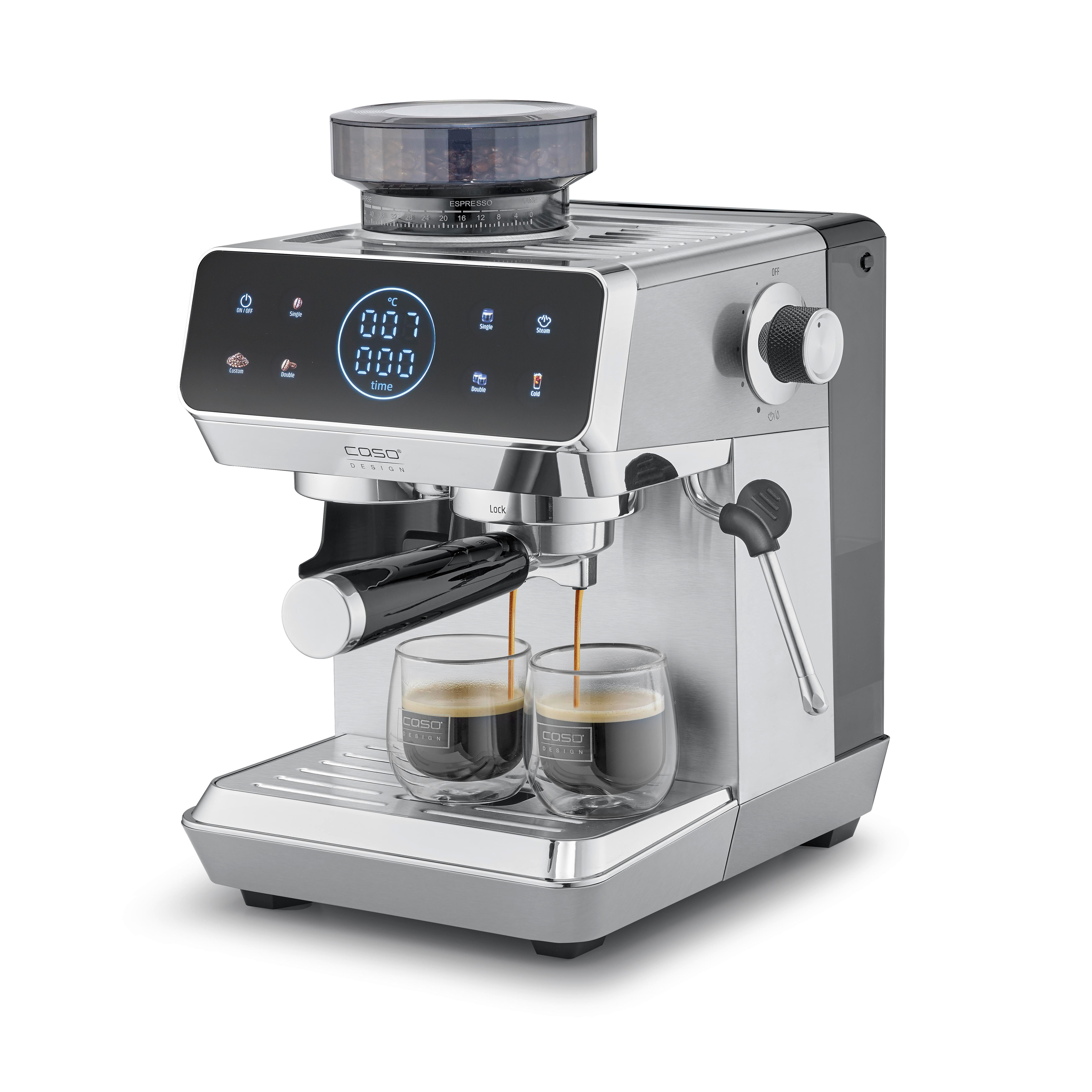 Eine silberne Espressomaschine mit zwei Gläsern Espresso, die darunter stehen.