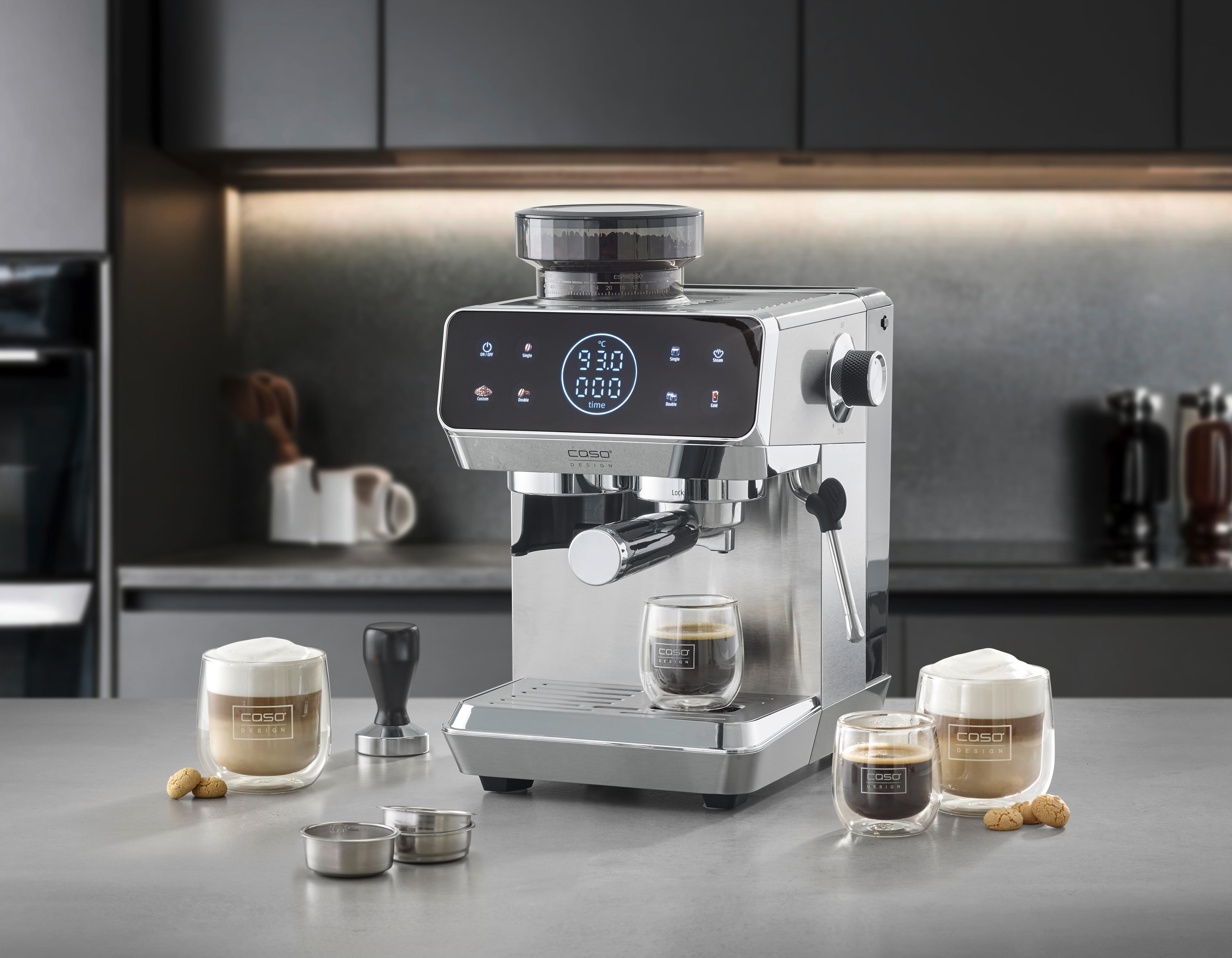 Eine silberne Espressomaschine mit Digitalanzeige und drei Kaffeegläsern.