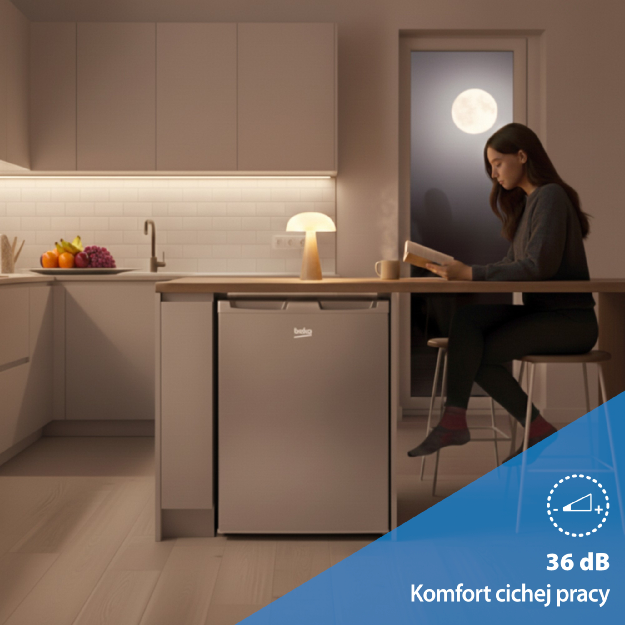 Kobieta czyta książkę przy stole obok lodówki, księżyc na zewnątrz.