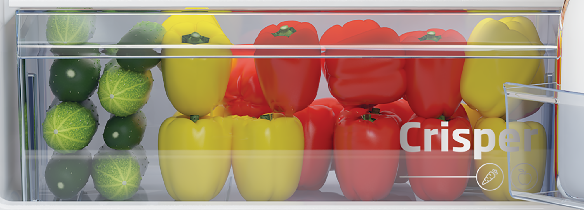 Szuflada na warzywa w lodówce wypełniona czerwonymi i żółtymi paprykami oraz zielonymi ogórkami.
