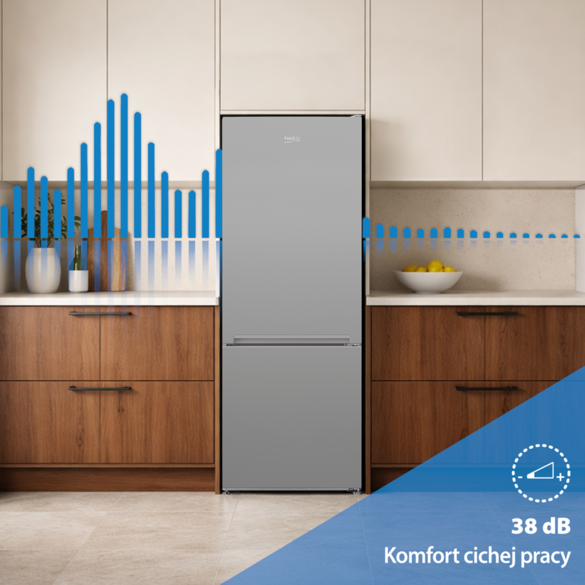 Szara lodówka w kuchni z drewnianymi szafkami dolnymi i białymi szafkami górnymi.