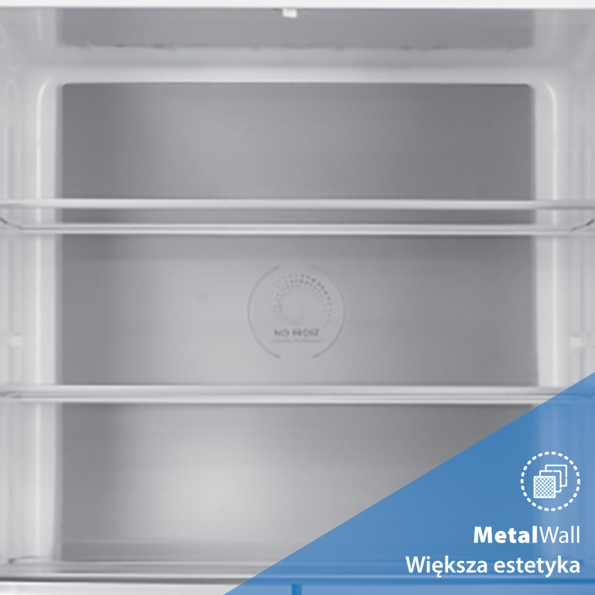 Wnętrze lodówki z metalowymi ściankami i półkami.
