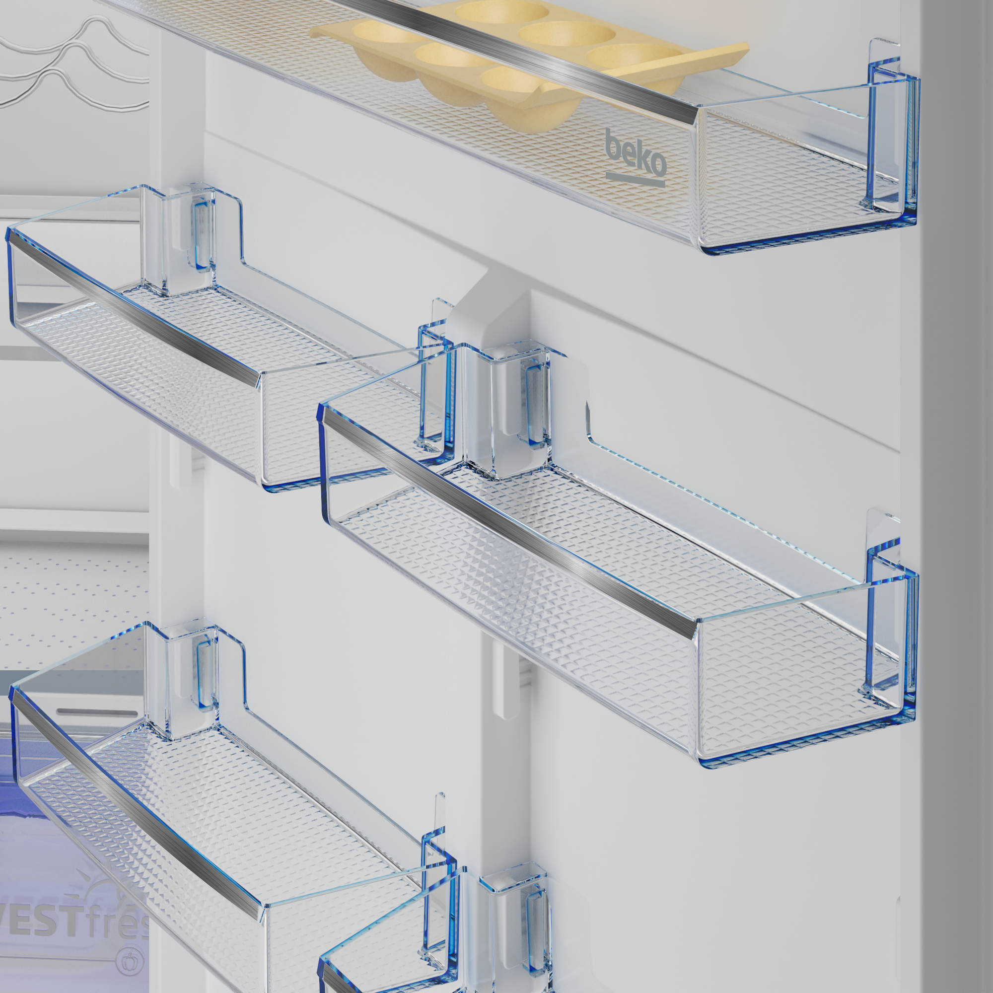 Zbliżenie szklanych półek lodówki z niebieskimi krawędziami i pojemnikiem na jajka.