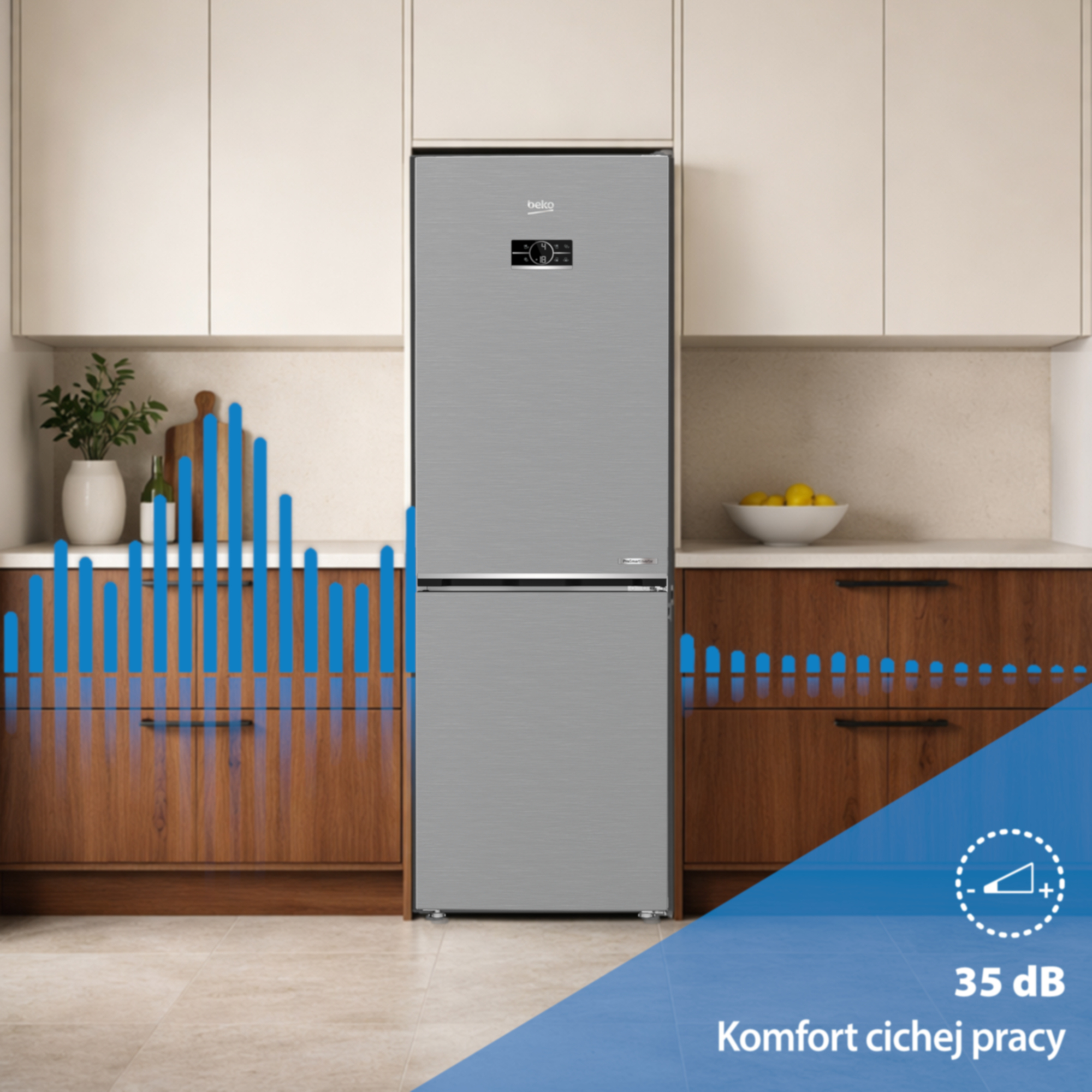 Srebrna lodówka z wyświetlaczem stoi w kuchni.