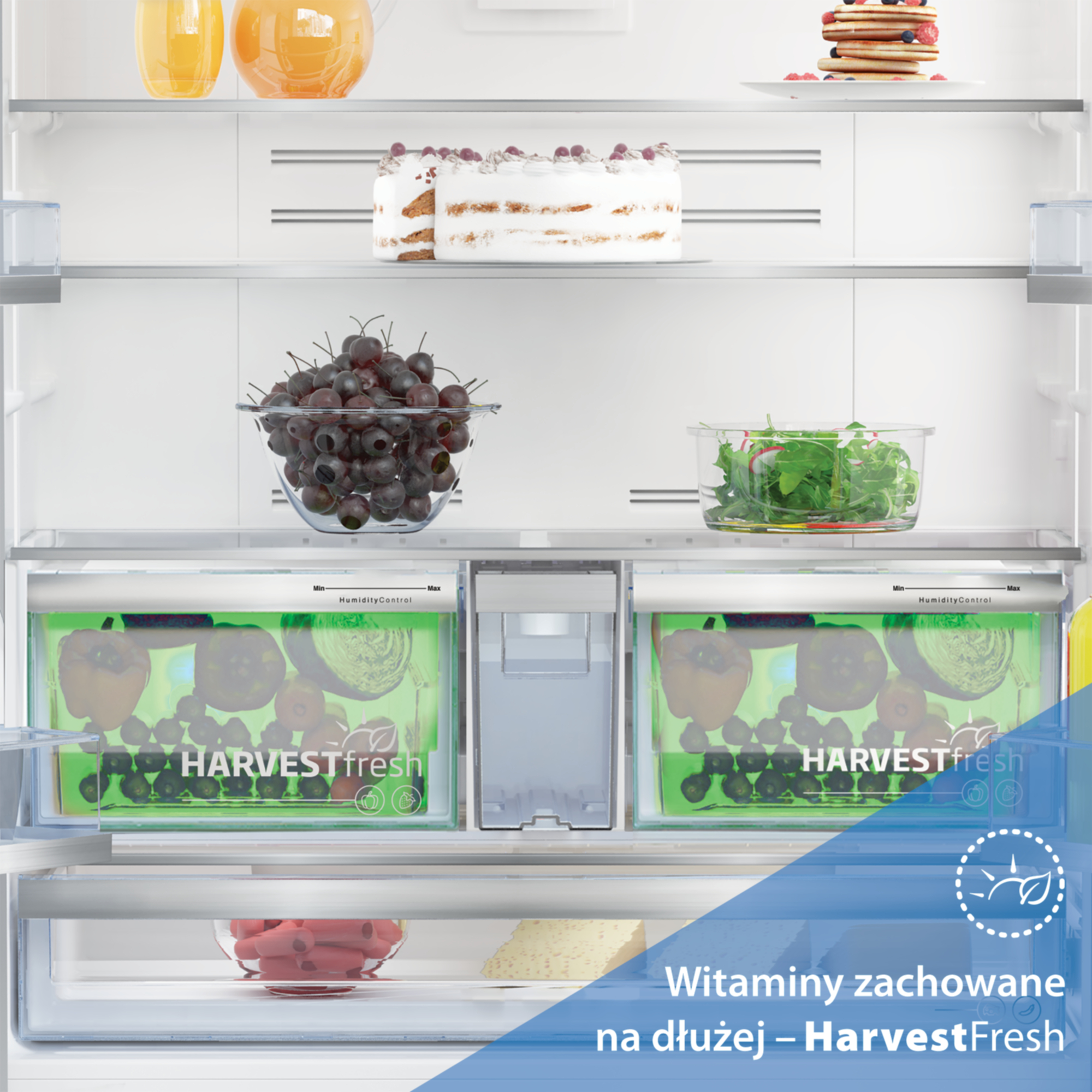 Otwarta lodówka z ciastem, jagodami, warzywami i sokiem.