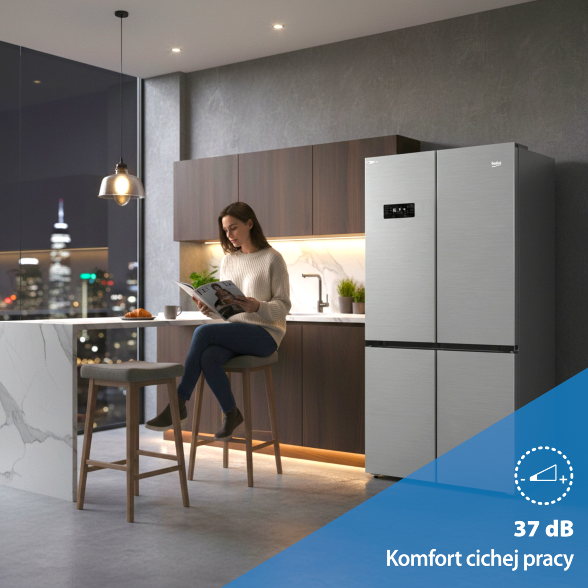 Kobieta czyta magazyn, siedząc przy blacie z widokiem na nocne miasto.