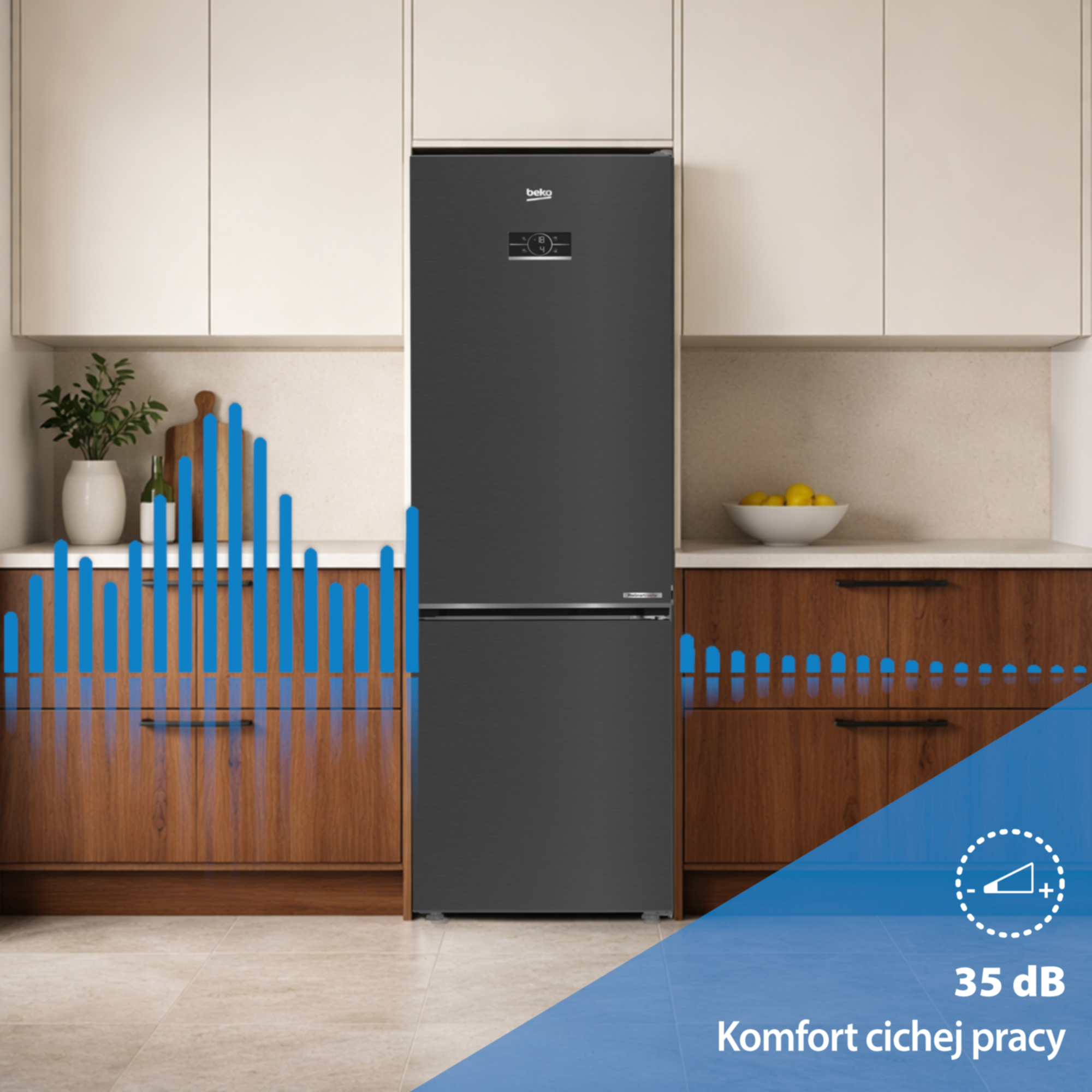 Ciemna lodówka w kuchni z drewnianymi szafkami i blatem.