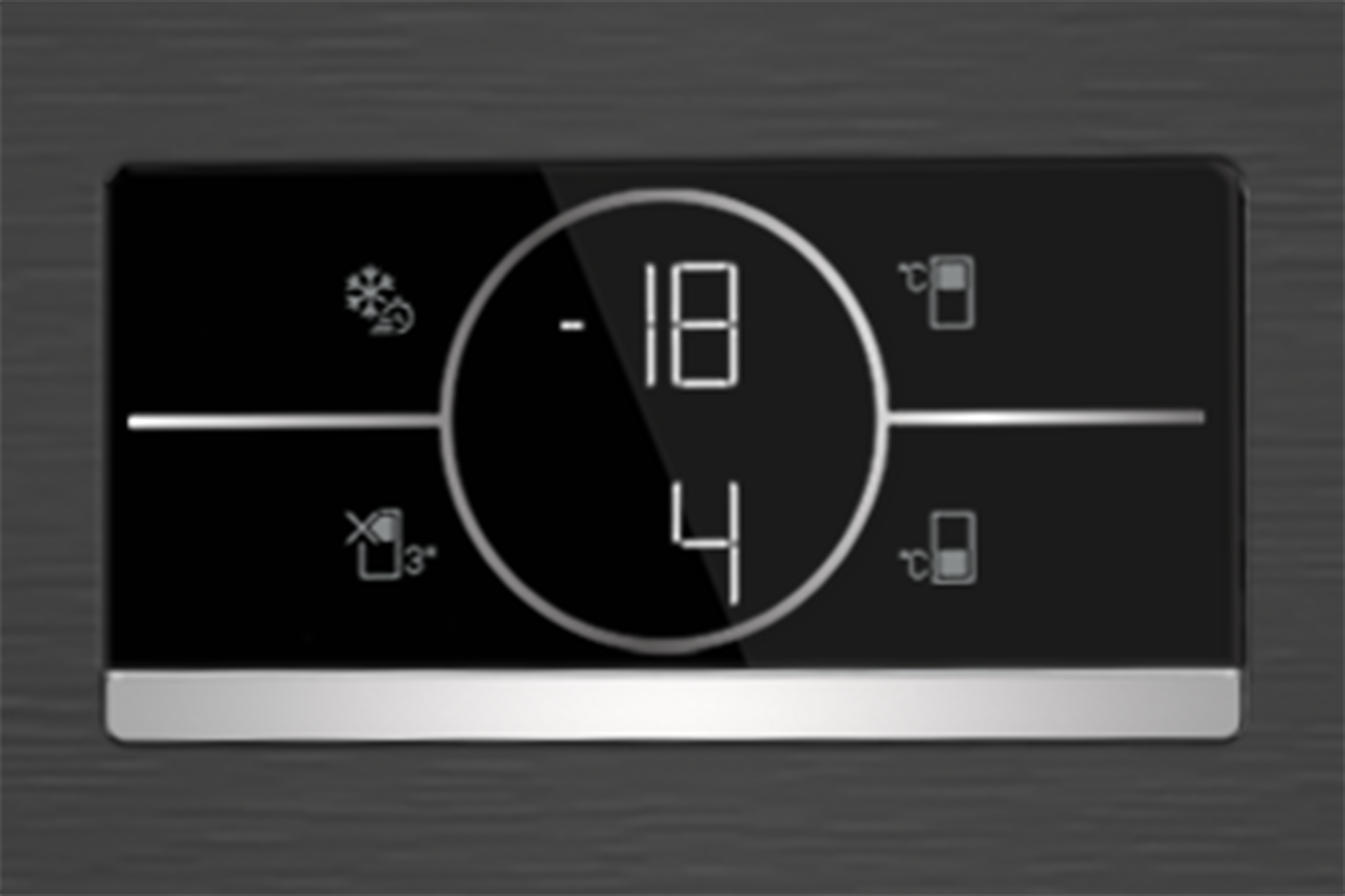 Wyświetlacz cyfrowy pokazujący -18°C i 4°C z symbolami zimna i temperatury.