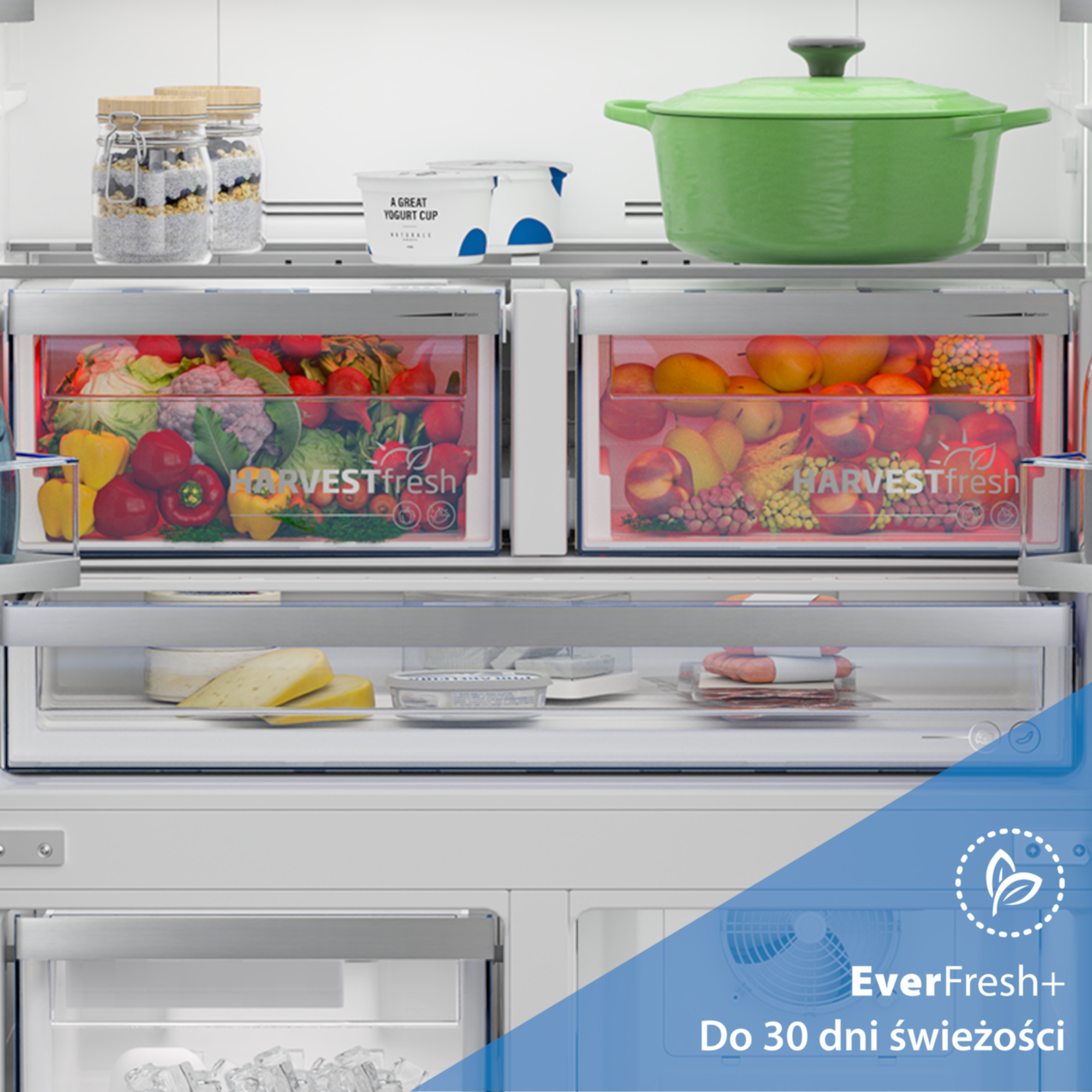 Otwarta lodówka z owocami, warzywami, jogurtem, serem i zielonym garnkiem.
