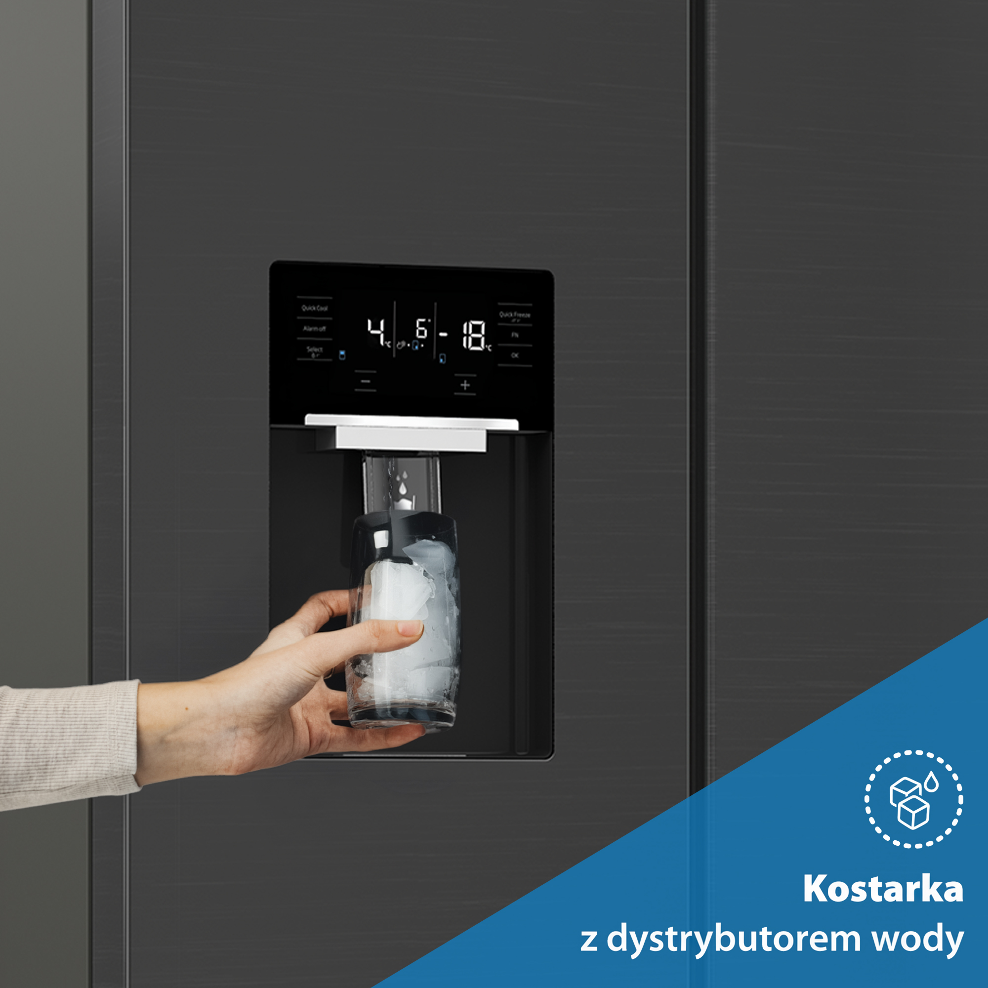 Ręka trzyma szklankę z kostkami lodu pod dystrybutorem wody lodówki.