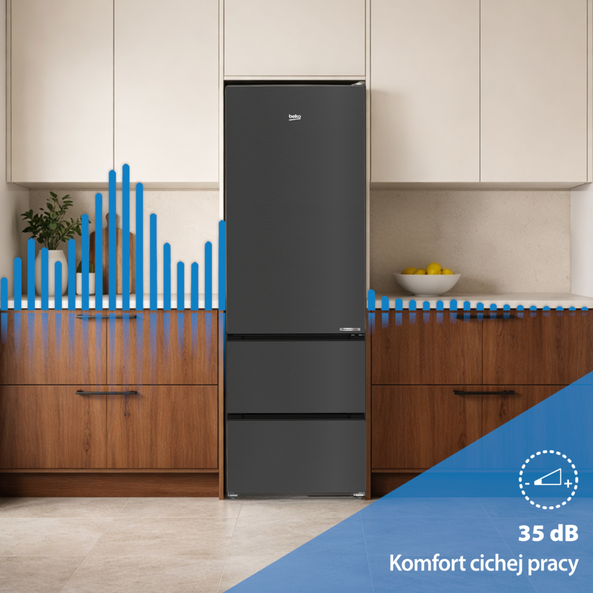 Ciemna lodówka w kuchni z drewnianymi szafkami.