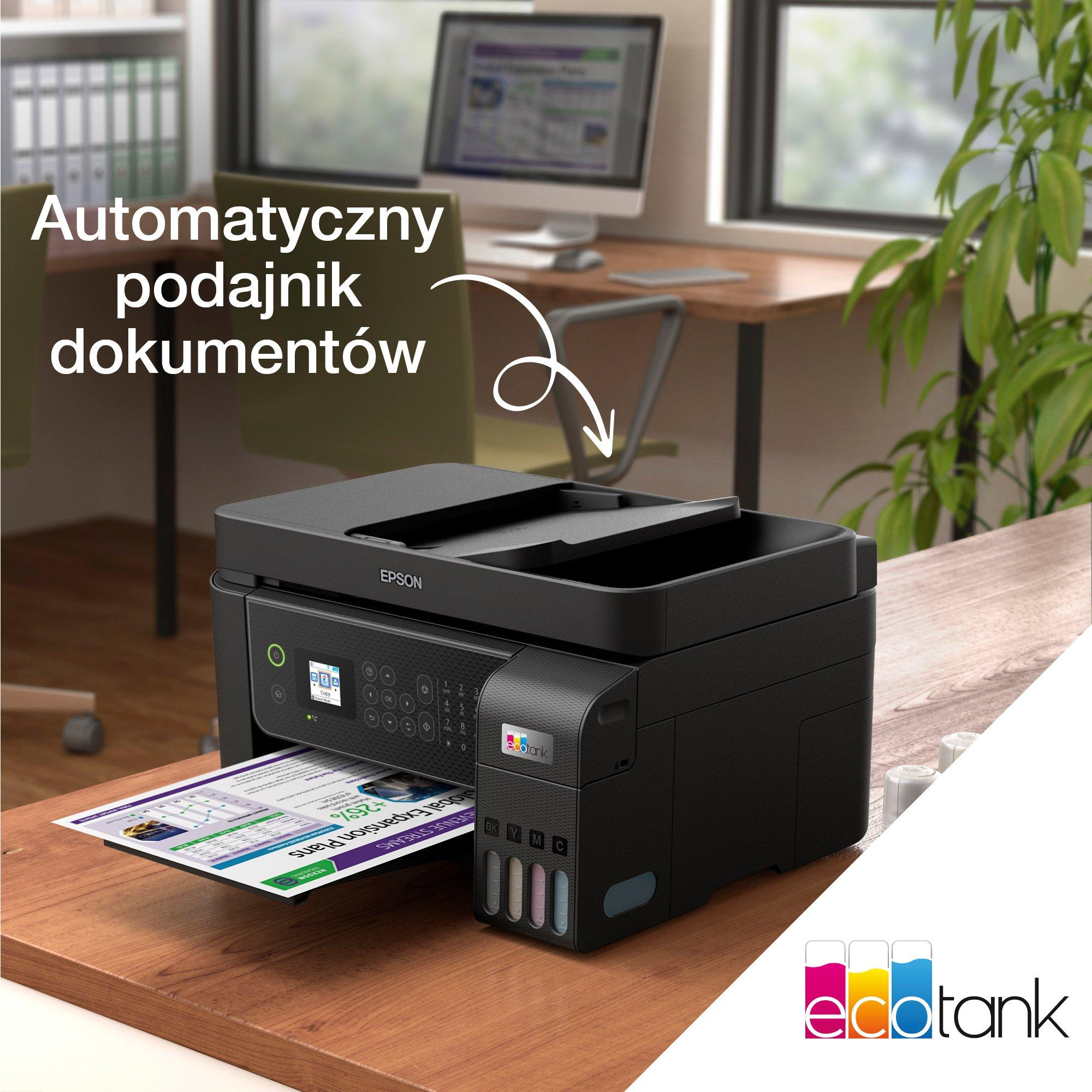 Drukarka Epson EcoTank z dokumentem w tacce wyjściowej stoi na drewnianym biurku.