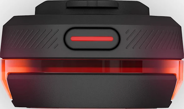 Nahaufnahme eines schwarzen Geräts mit roter LED-Leiste und rotem Licht.
