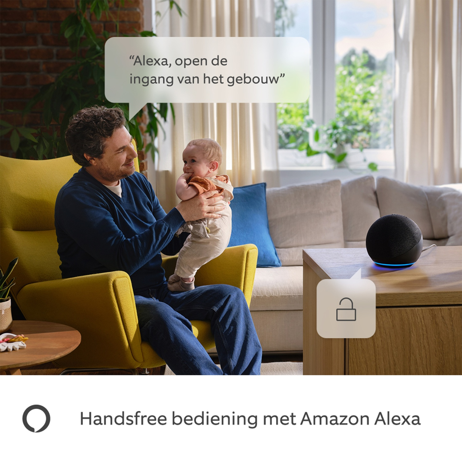 Homme avec bébé dans un fauteuil, appareil Alexa sur table.