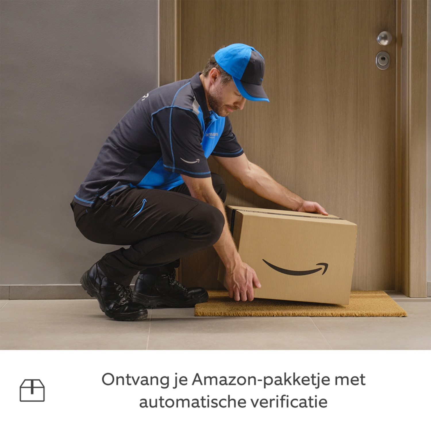 Un coursier Amazon s'agenouille pour livrer un colis à une porte.