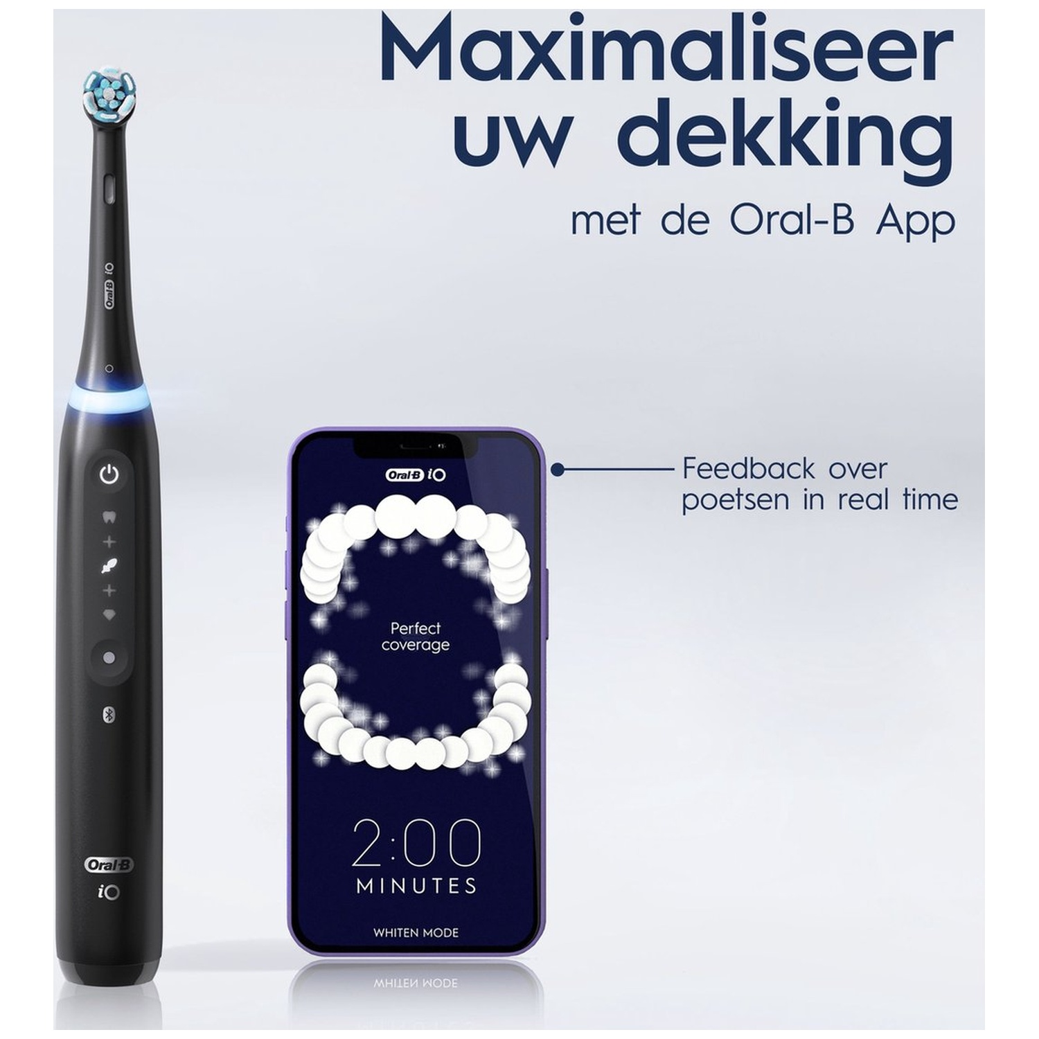 Zwarte elektrische tandenborstel naast paars telefoon met app die dekking toont.