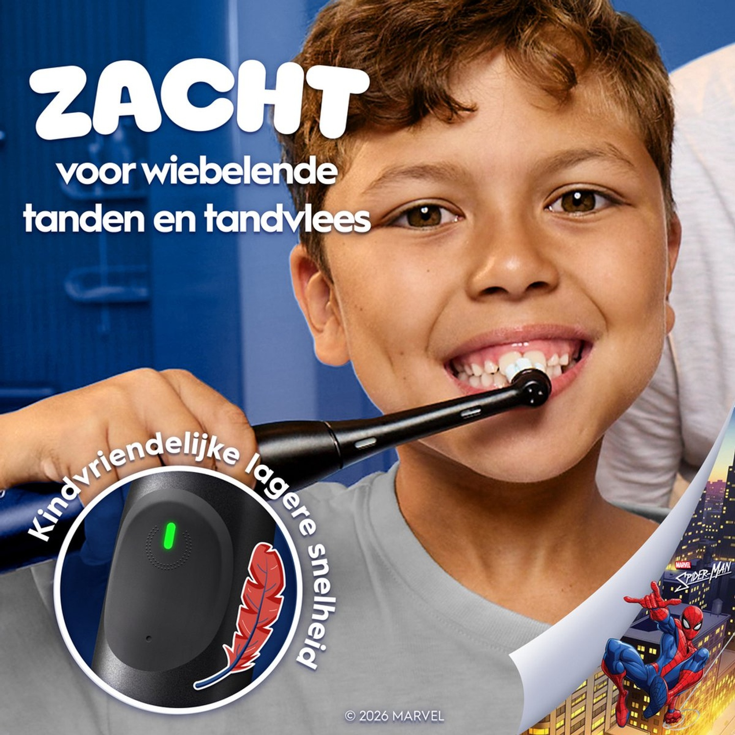 Een jongen poetst zijn tanden met een elektrische borstel. Spider-Man is op de achtergrond.