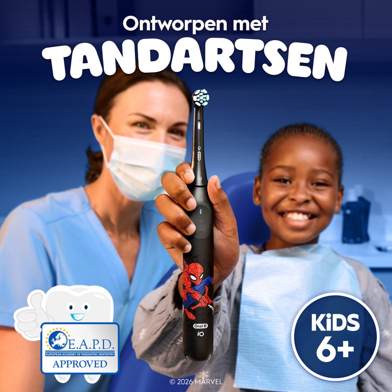 Tandartsen tonen Spiderman tandenborstel voor kinderen 6+.