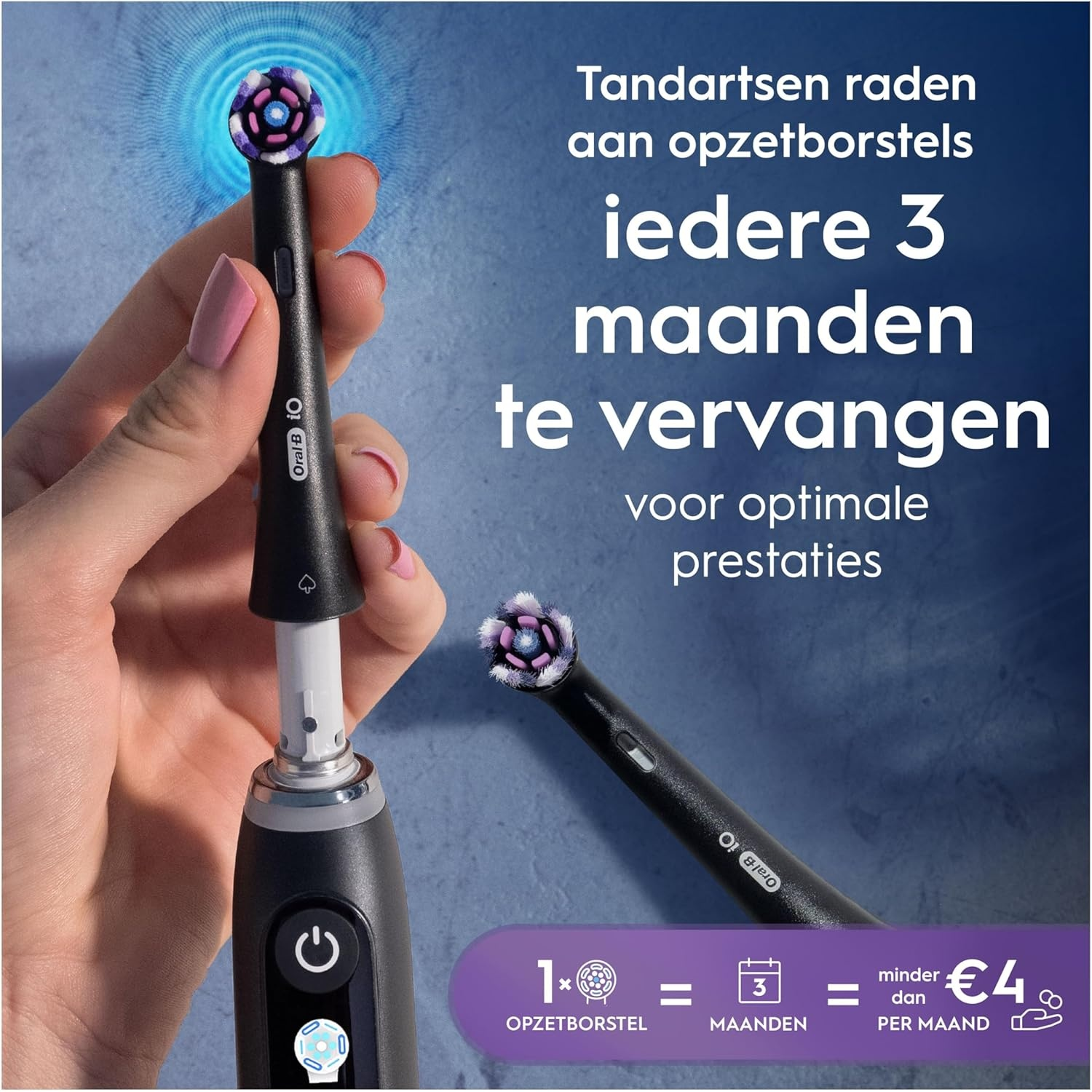 Une main tient une brosse à dents électrique. Les dentistes recommandent un remplacement tous les 3 mois.