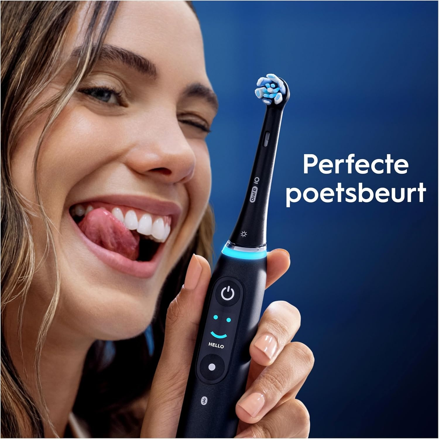Femme tenant une brosse à dents sur fond bleu.