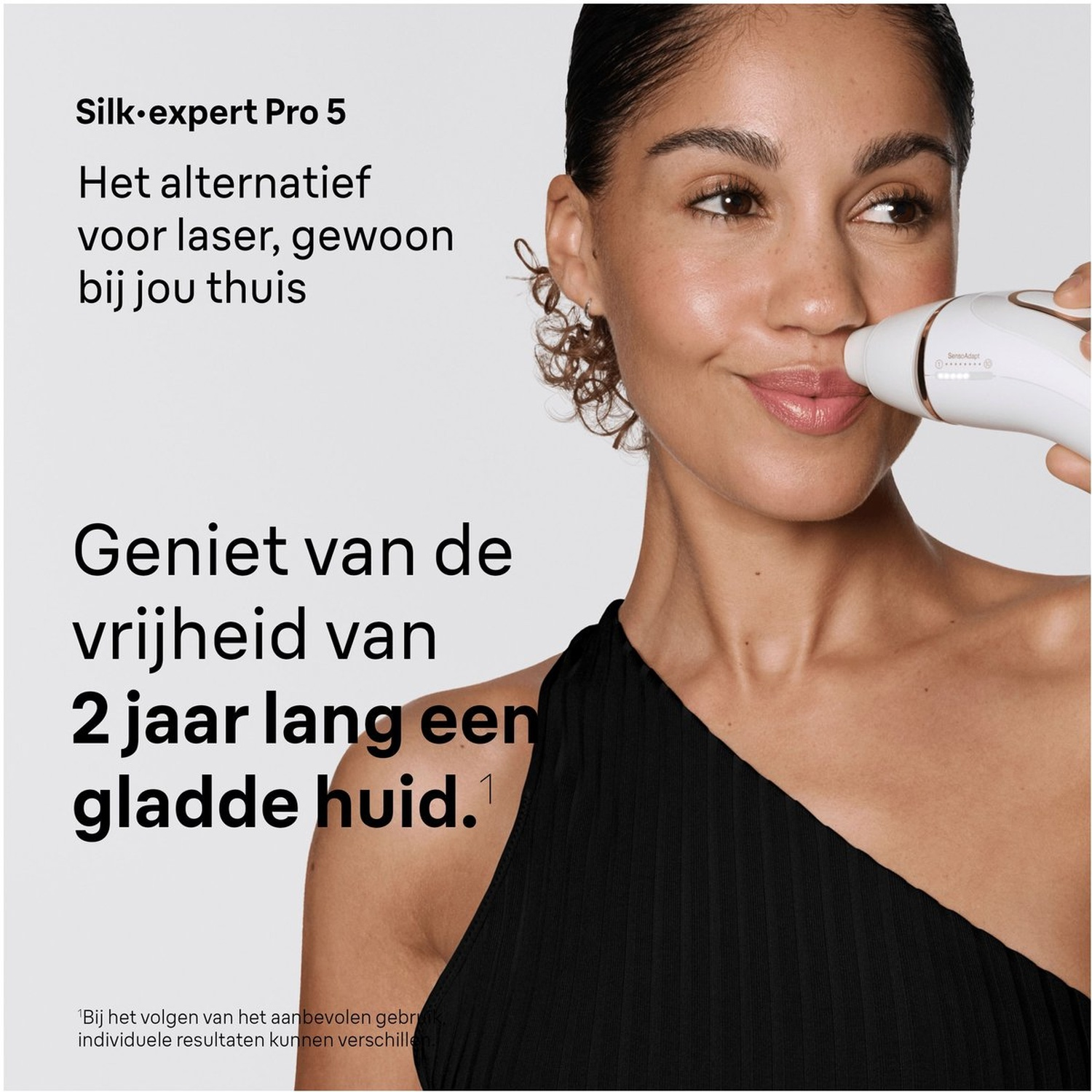 Une femme utilise un épilateur facial. Appareil d'épilation blanc et doré.