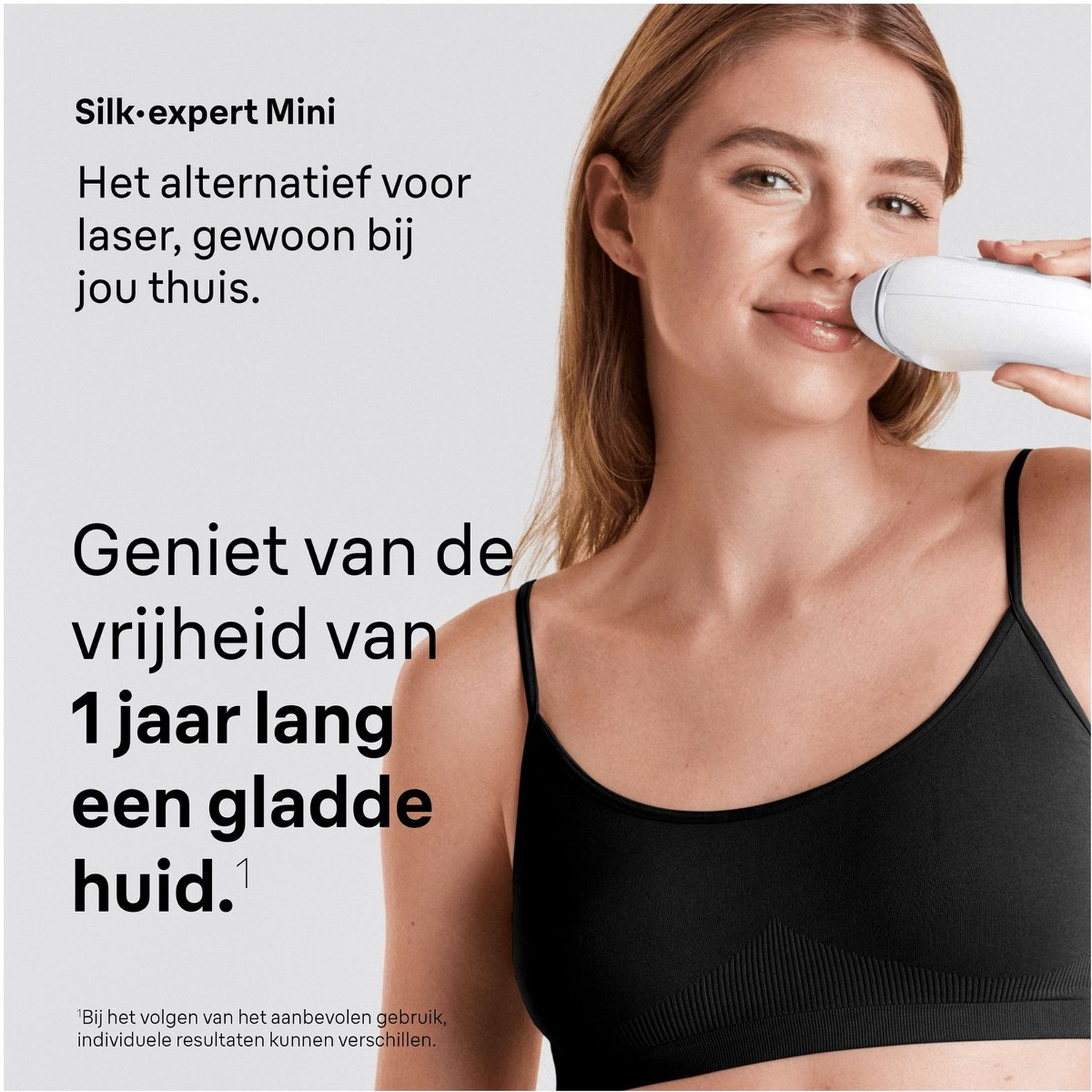 Een vrouw gebruikt een IPL-apparaat op haar gezicht. Tekst: Silk-expert Mini.