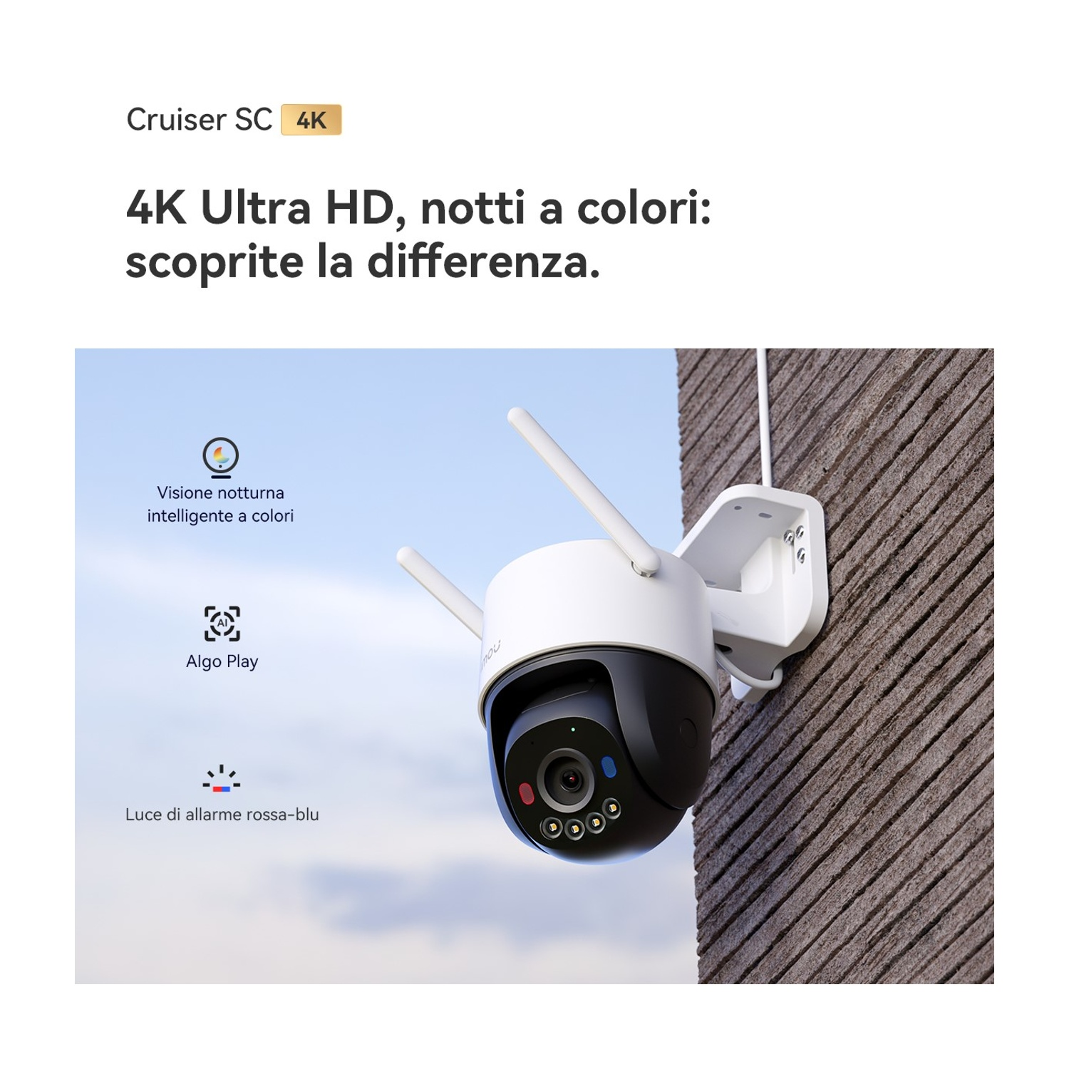 Una telecamera di sicurezza bianca e nera con due antenne è montata su un muro.