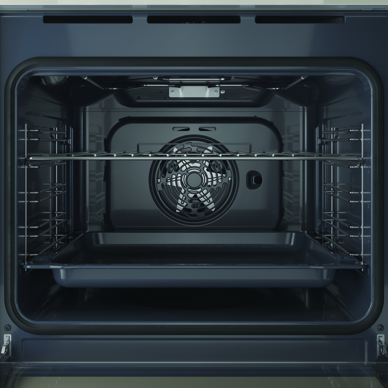 Interno di un forno moderno con griglia e teglia. Ventola sul retro.