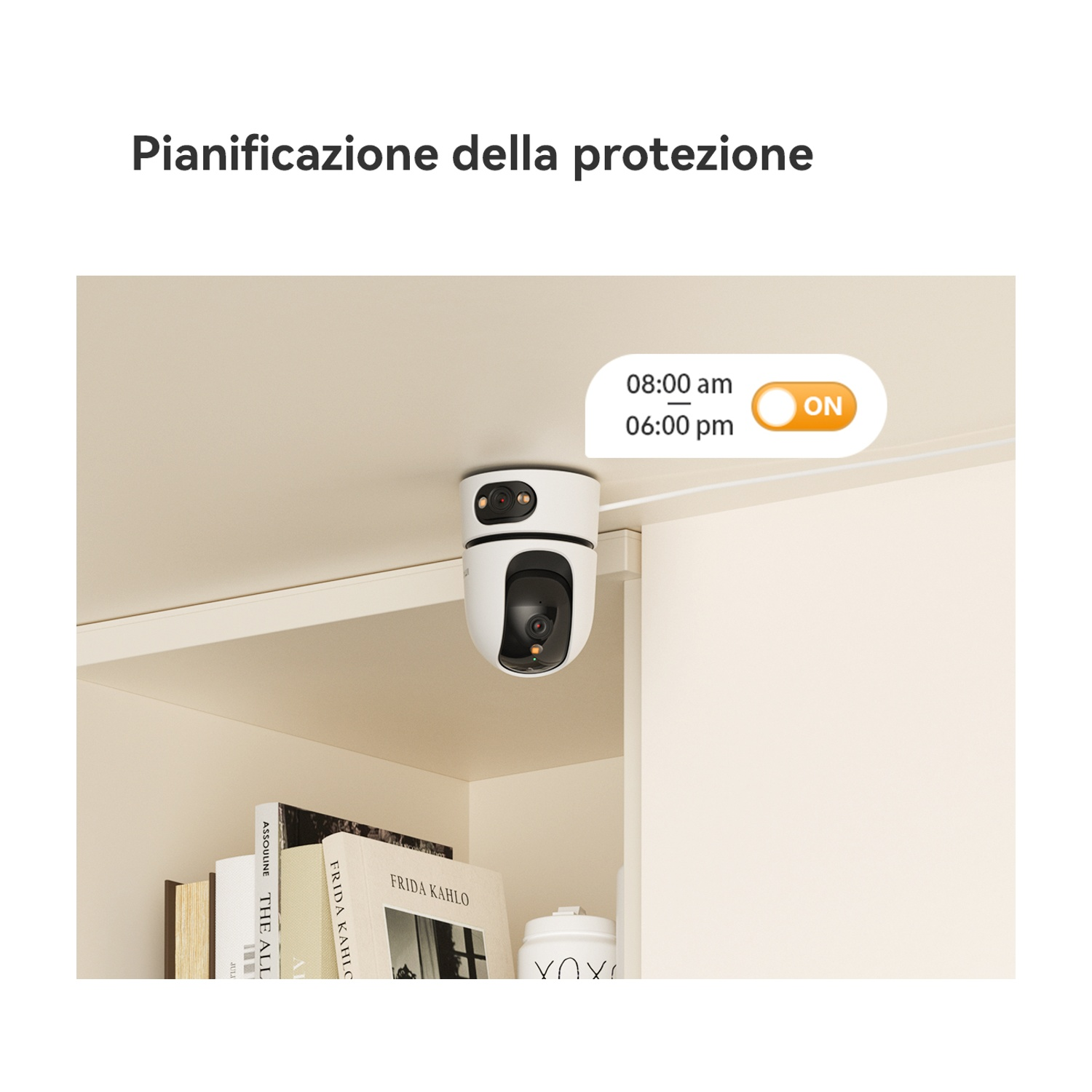 Una telecamera di sicurezza bianca montata sul soffitto. Programmazione attiva.
