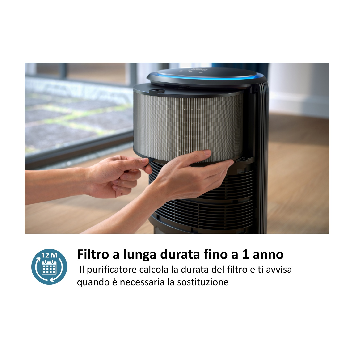 Una persona cambia il filtro di un moderno purificatore d'aria.