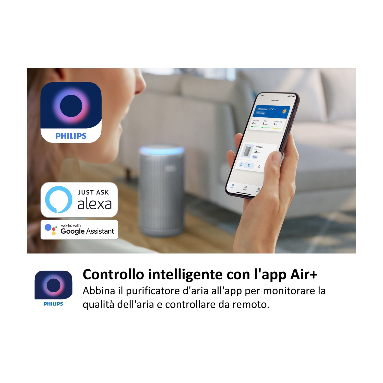 Persona tiene smartphone con app Philips Air+, mostra qualità aria e altoparlanti smart.